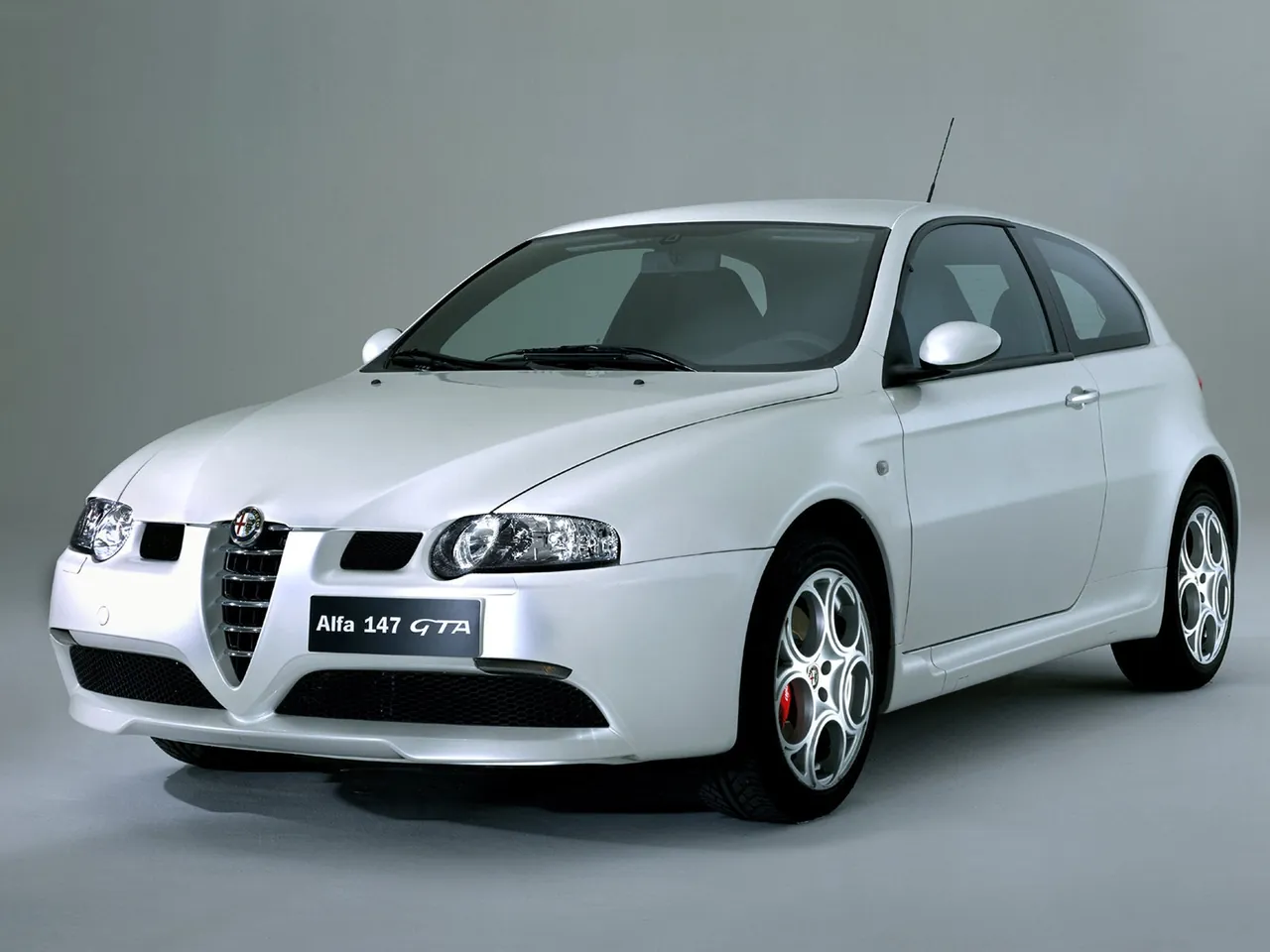 Alfa Romeo 147 GTA (2002) - Front Three-Quarter
