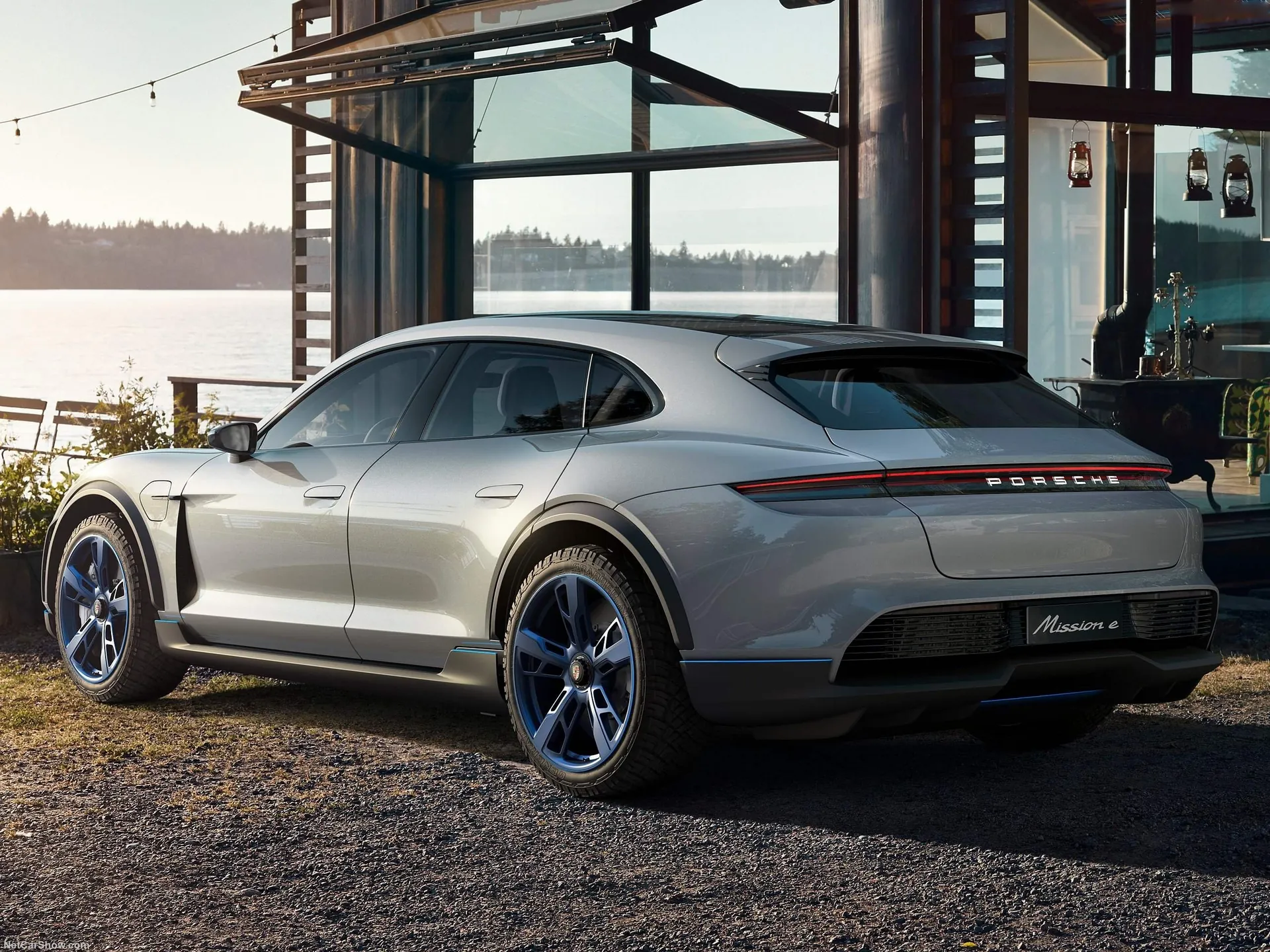 Porsche Mission E Cross Turismo Concept (2018) – zadní tříčtvrteční pohled