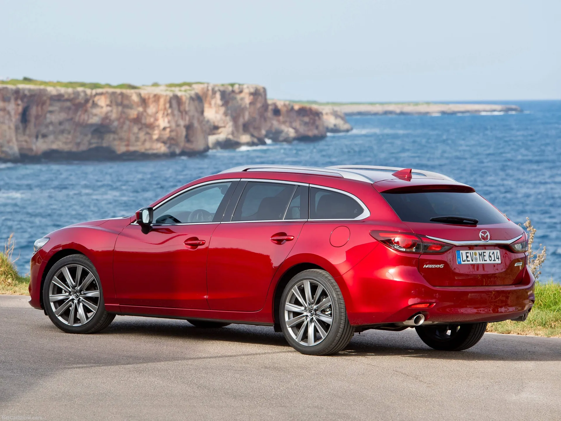 Mazda 6 Wagon (2018) – zadní tříčtvrteční pohled