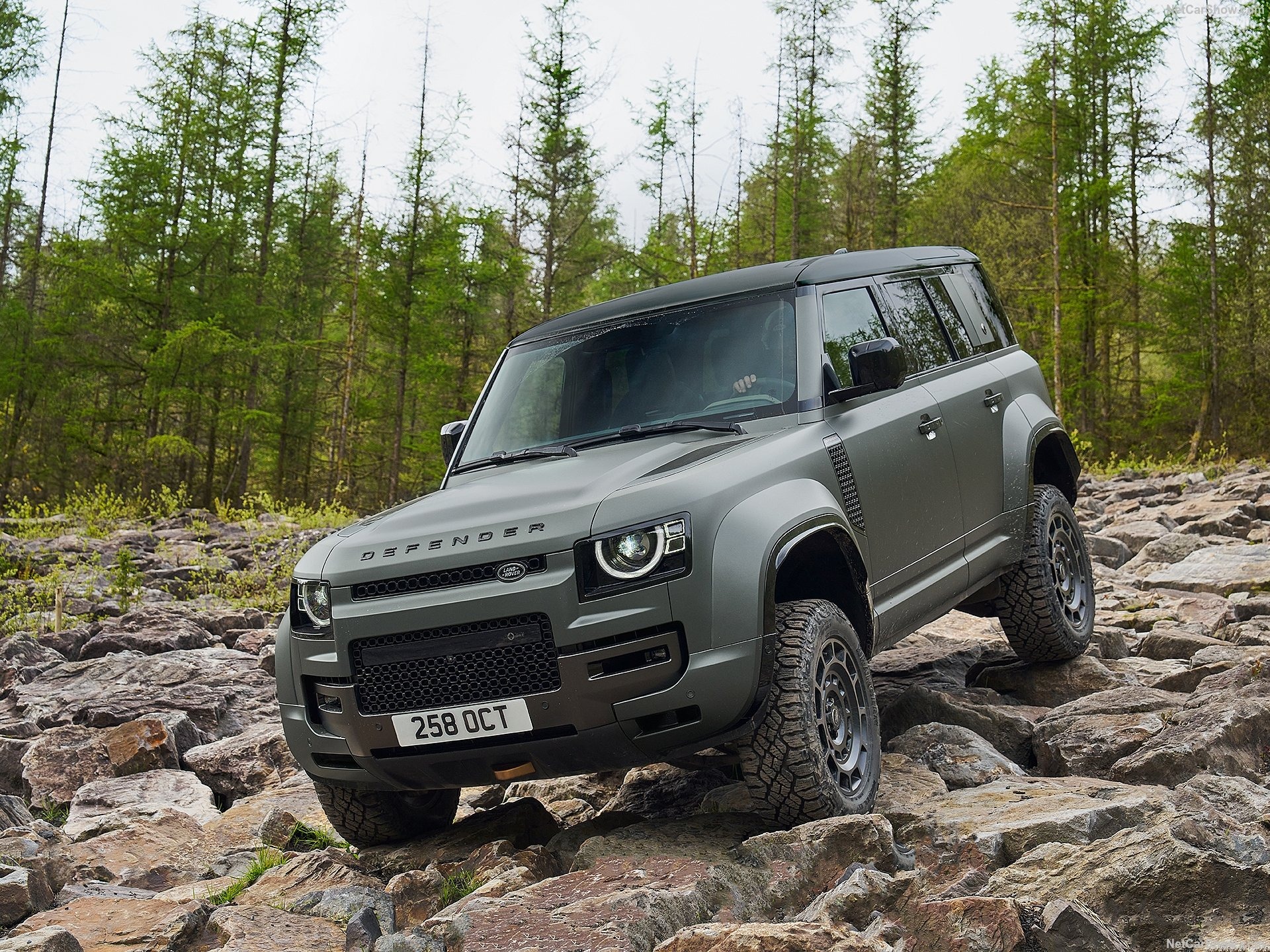 Land Rover Defender Octa (2025)