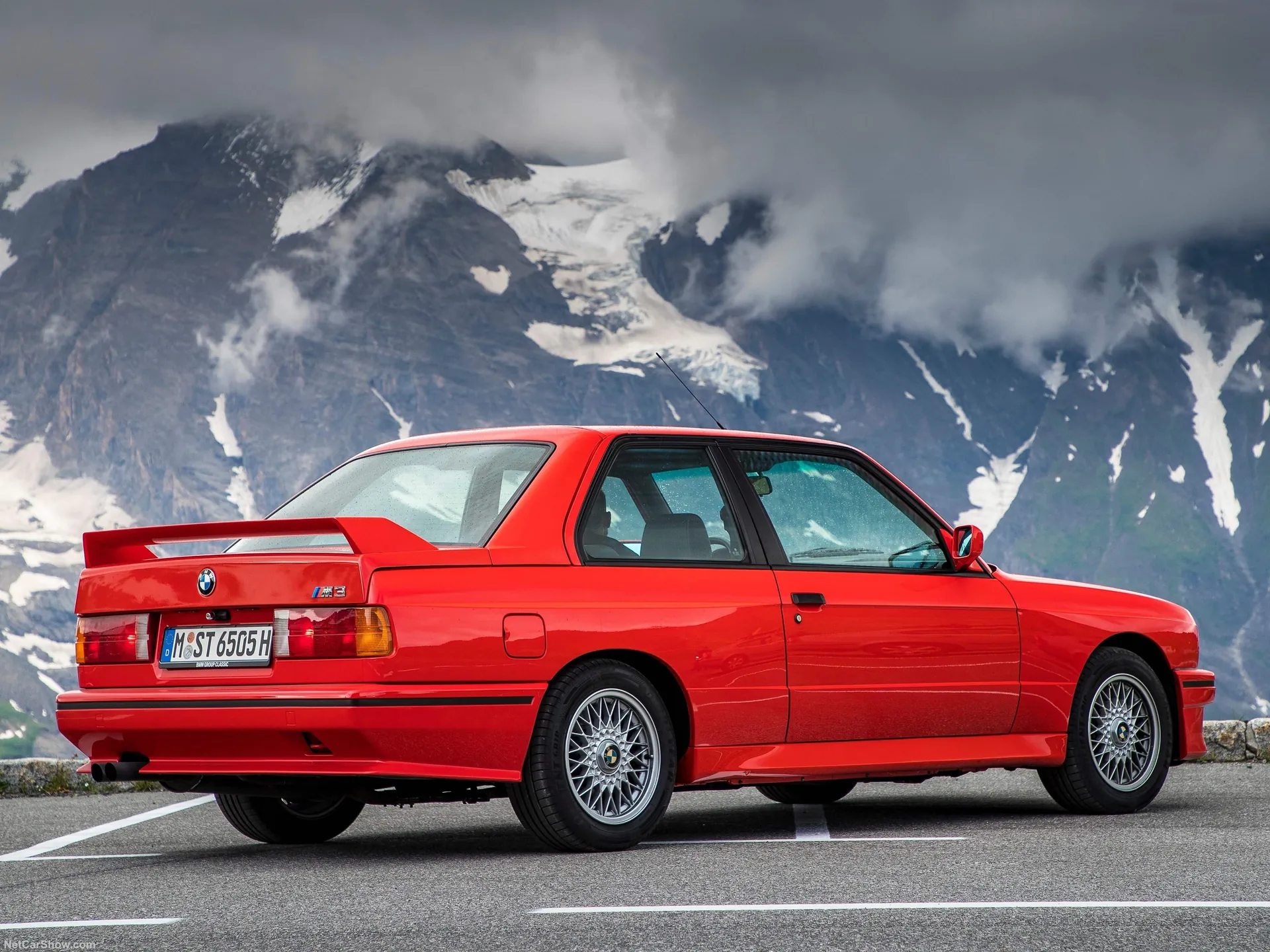 BMW M3 (1987) – zadní tříčtvrteční pohled