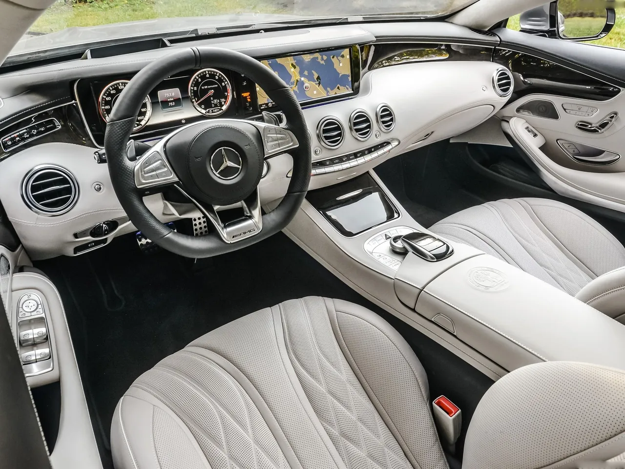 Mercedes-Benz S63 AMG Coupe (2015) – interiér