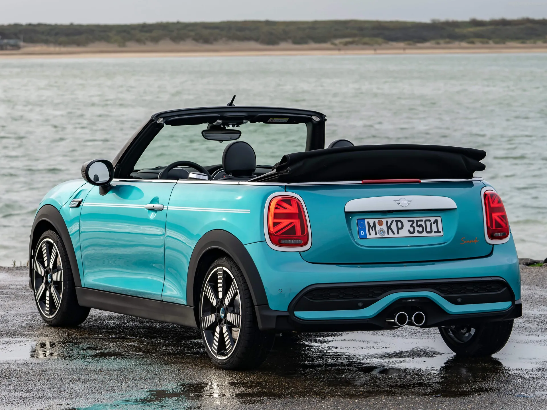 Mini Cooper S Convertible Seaside Edition (2023) – zadní tříčtvrteční pohled