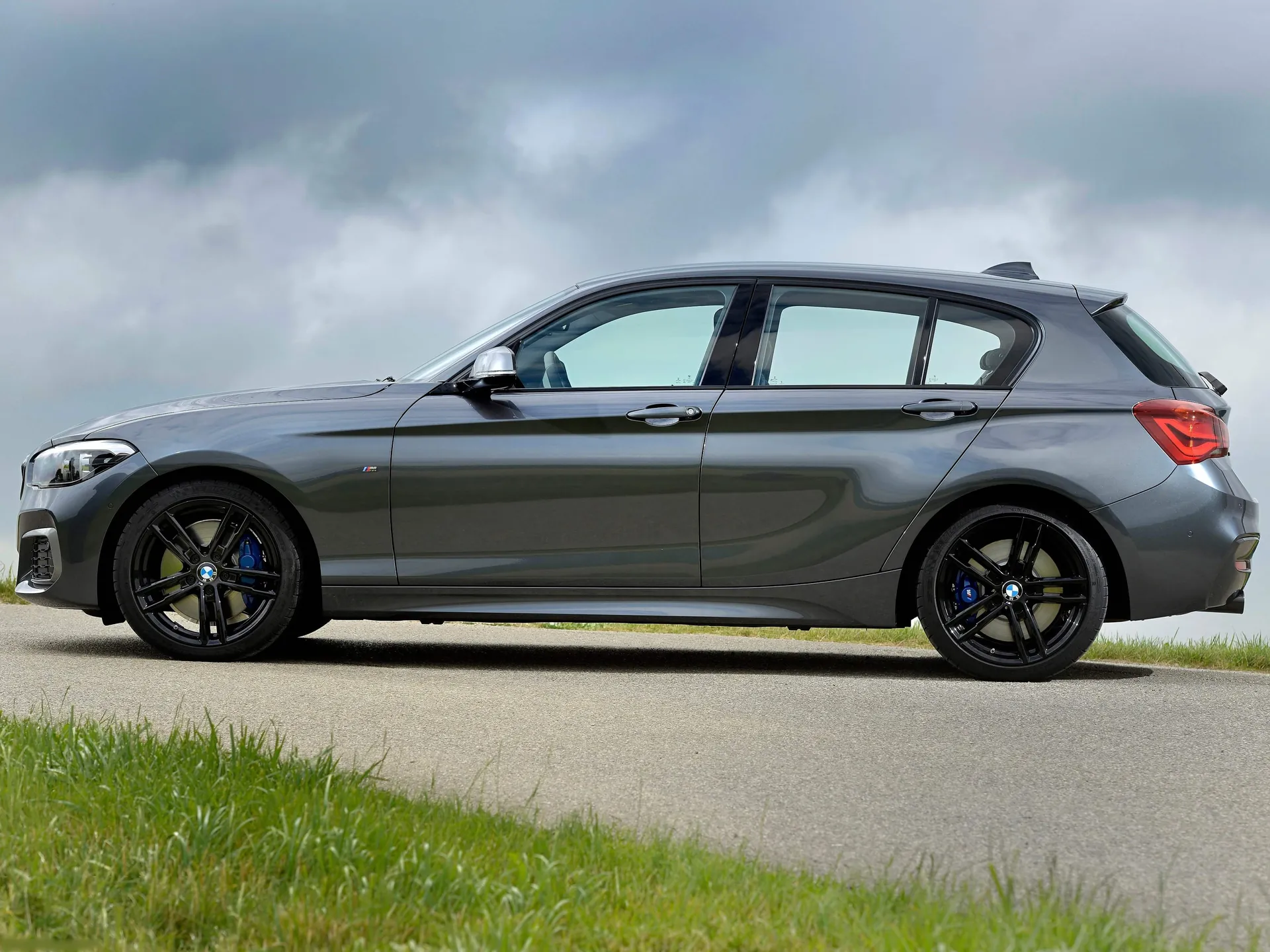 BMW M140i (2018) – boční profil