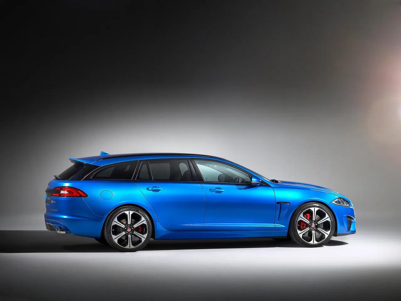 Jaguar XFR-S Sportbrake (2015) – boční profil