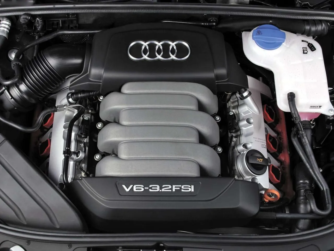 Audi A4 Avant 3.2 quattro (2005) – motorový prostor