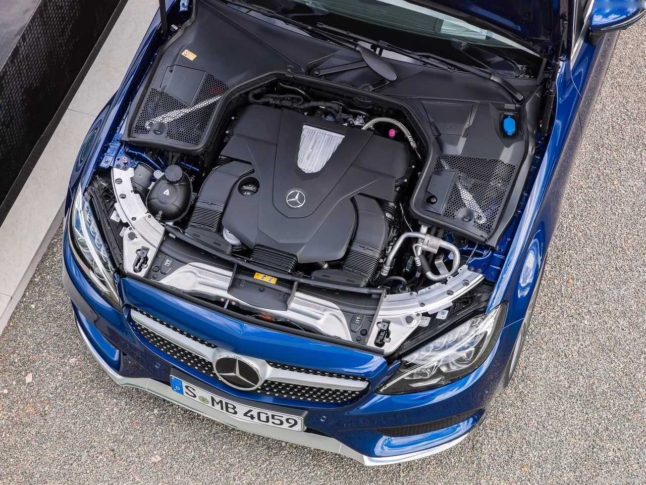 Mercedes-Benz C-Class Cabriolet (2017) – motorový prostor