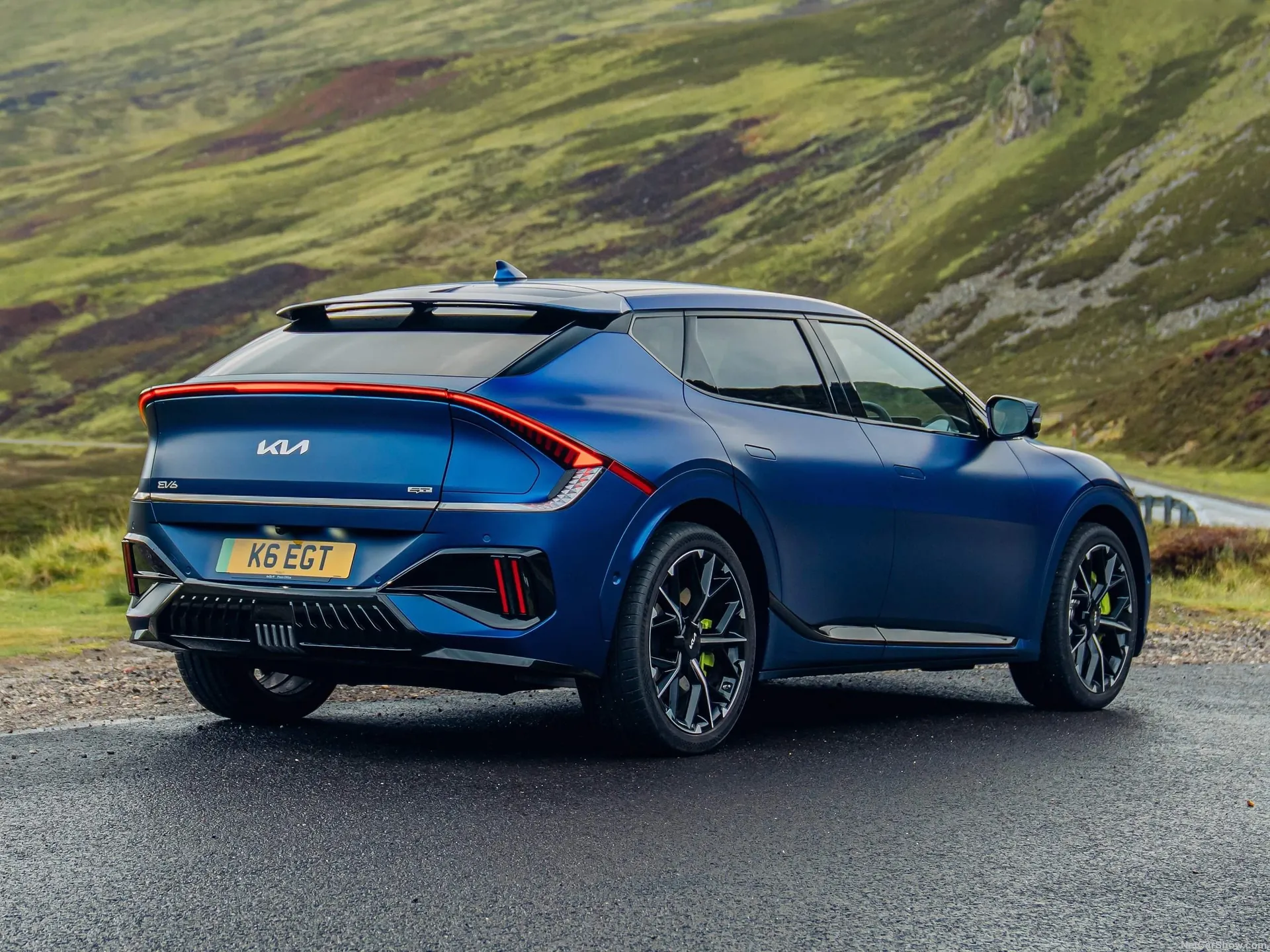 Kia EV6 GT [UK] (2025) – zadní tříčtvrteční pohled