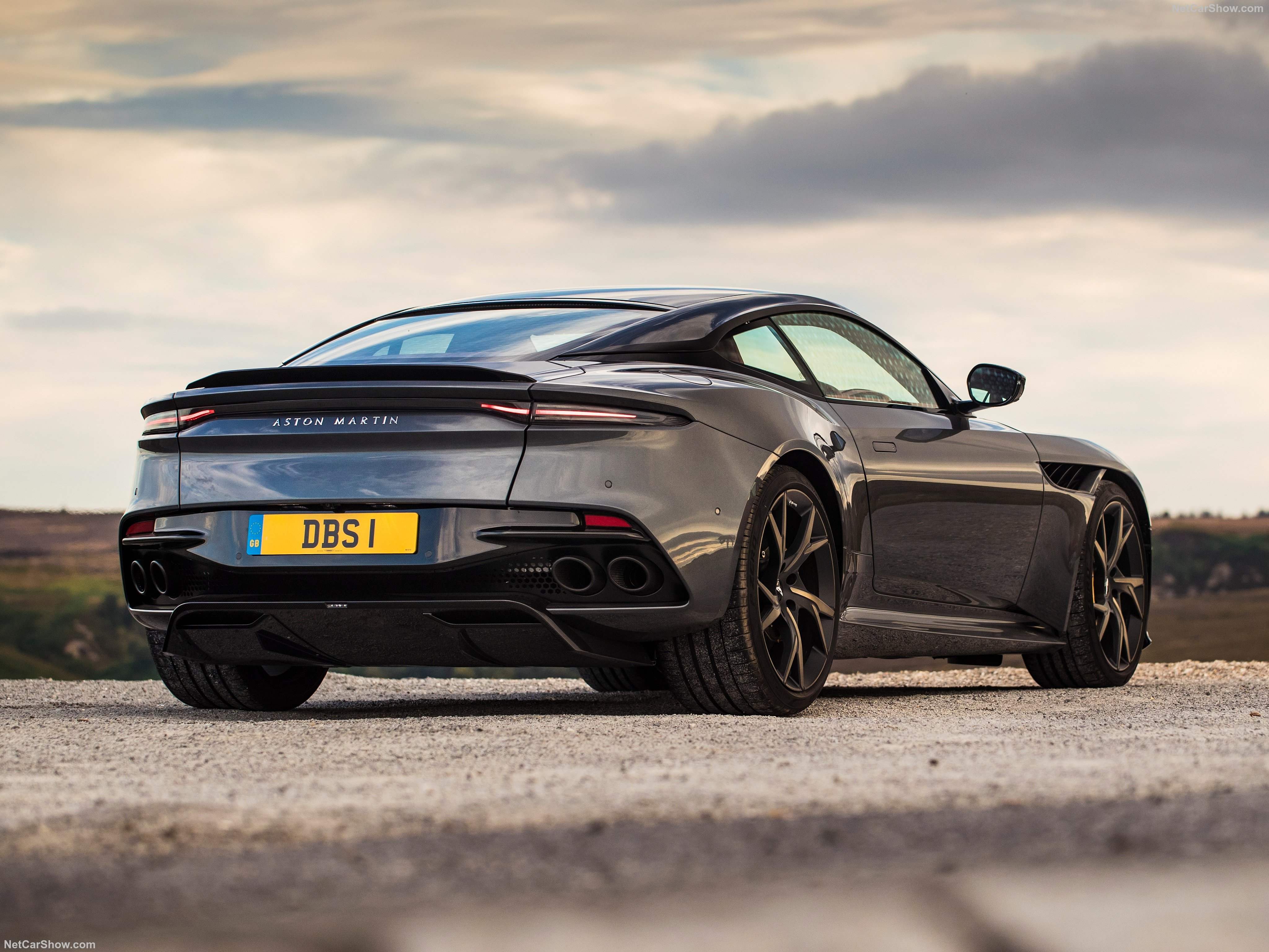 Aston Martin DBS Superleggera (2019) – zadní tříčtvrteční pohled