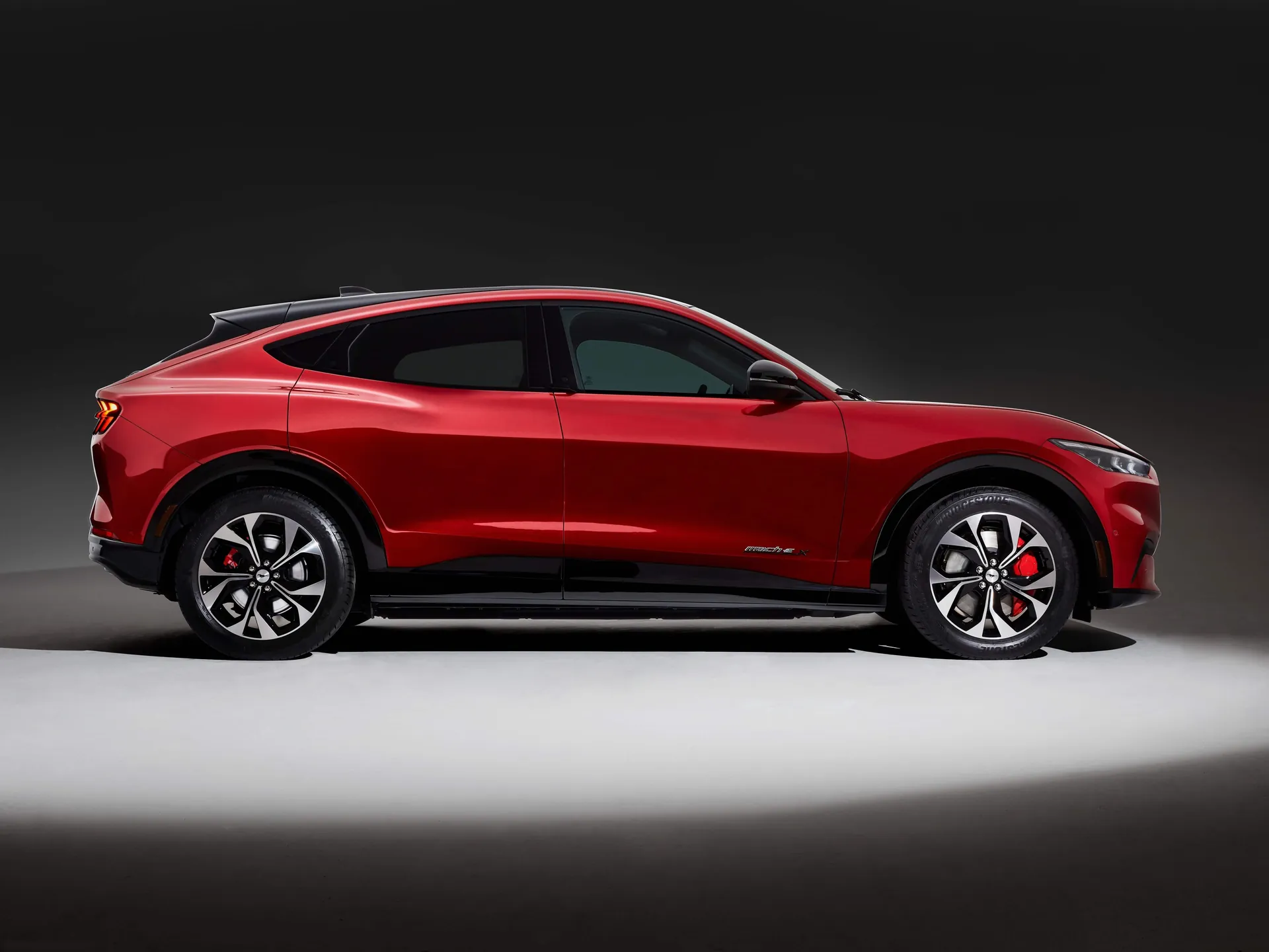 Ford Mustang Mach-E (2021) – boční profil