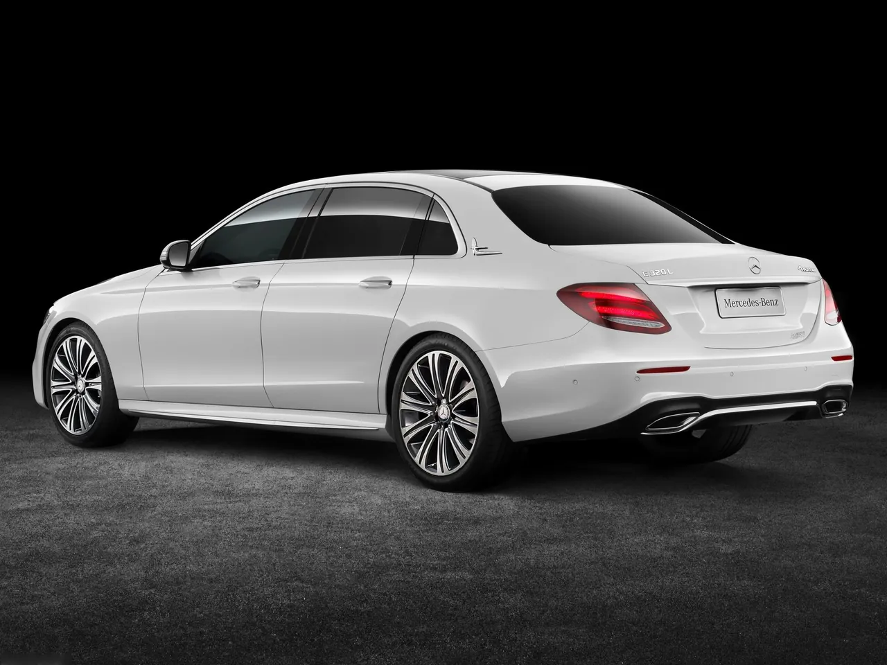 Mercedes-Benz E-Class L (2017) – zadní tříčtvrteční pohled