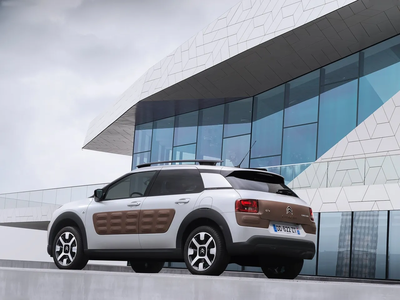 Citroen C4 Cactus (2015) – zadní tříčtvrteční pohled
