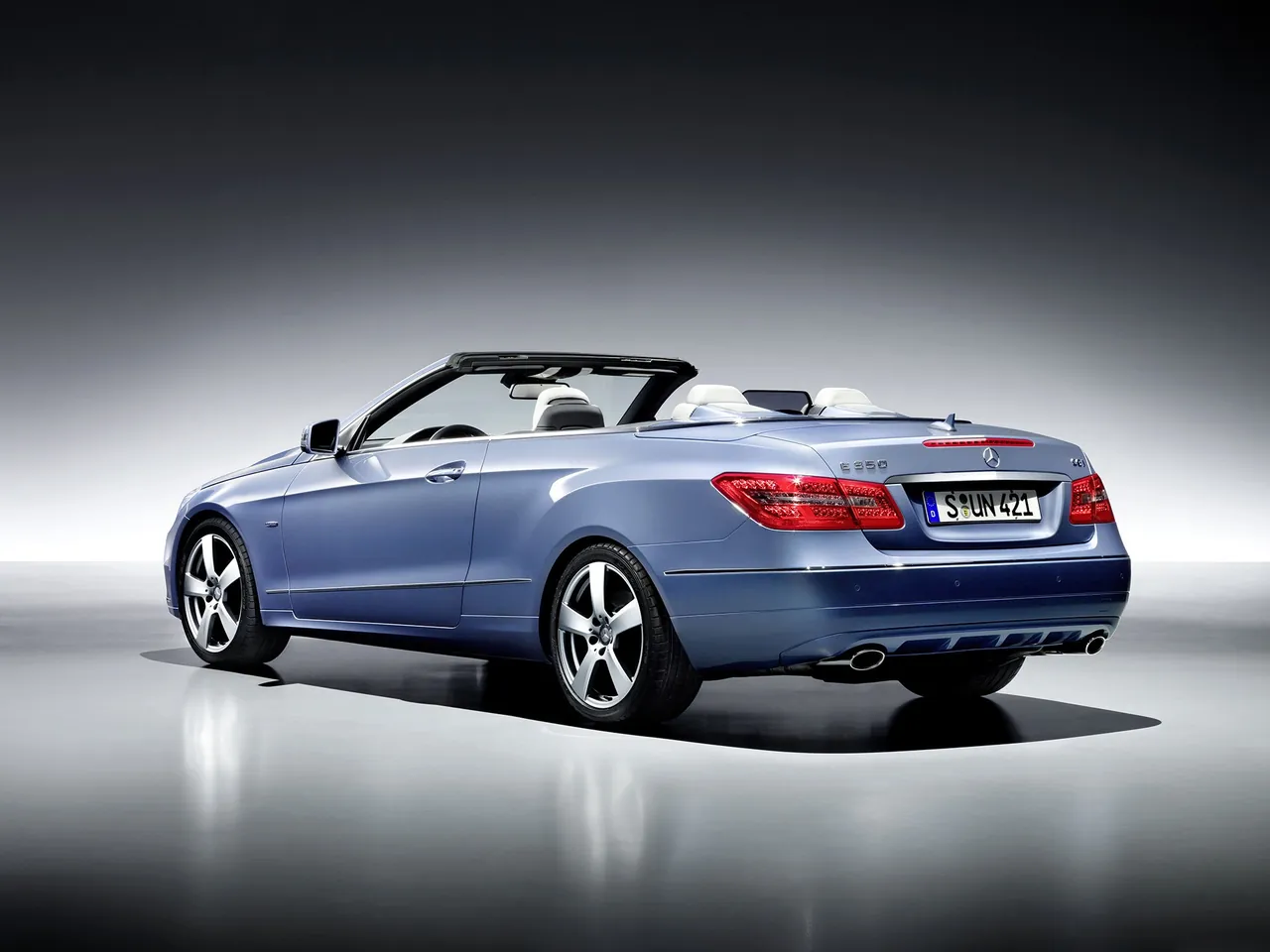 Mercedes-Benz E-Class Cabriolet (2011) – zadní tříčtvrteční pohled