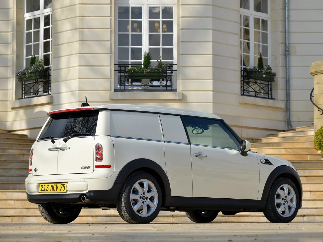 Mini Clubvan (2013) – zadní tříčtvrteční pohled