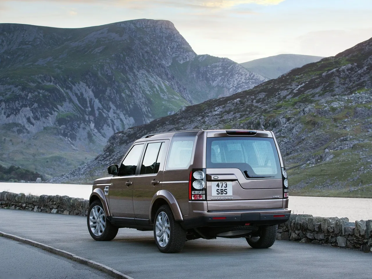 Land Rover Discovery (2015) - Rear Three-Quarter