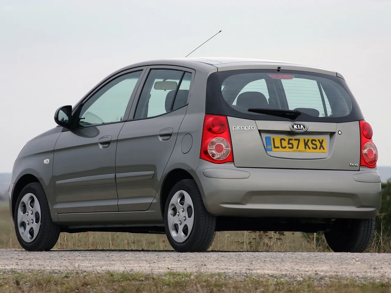 Kia Picanto (2008) – zadní tříčtvrteční pohled