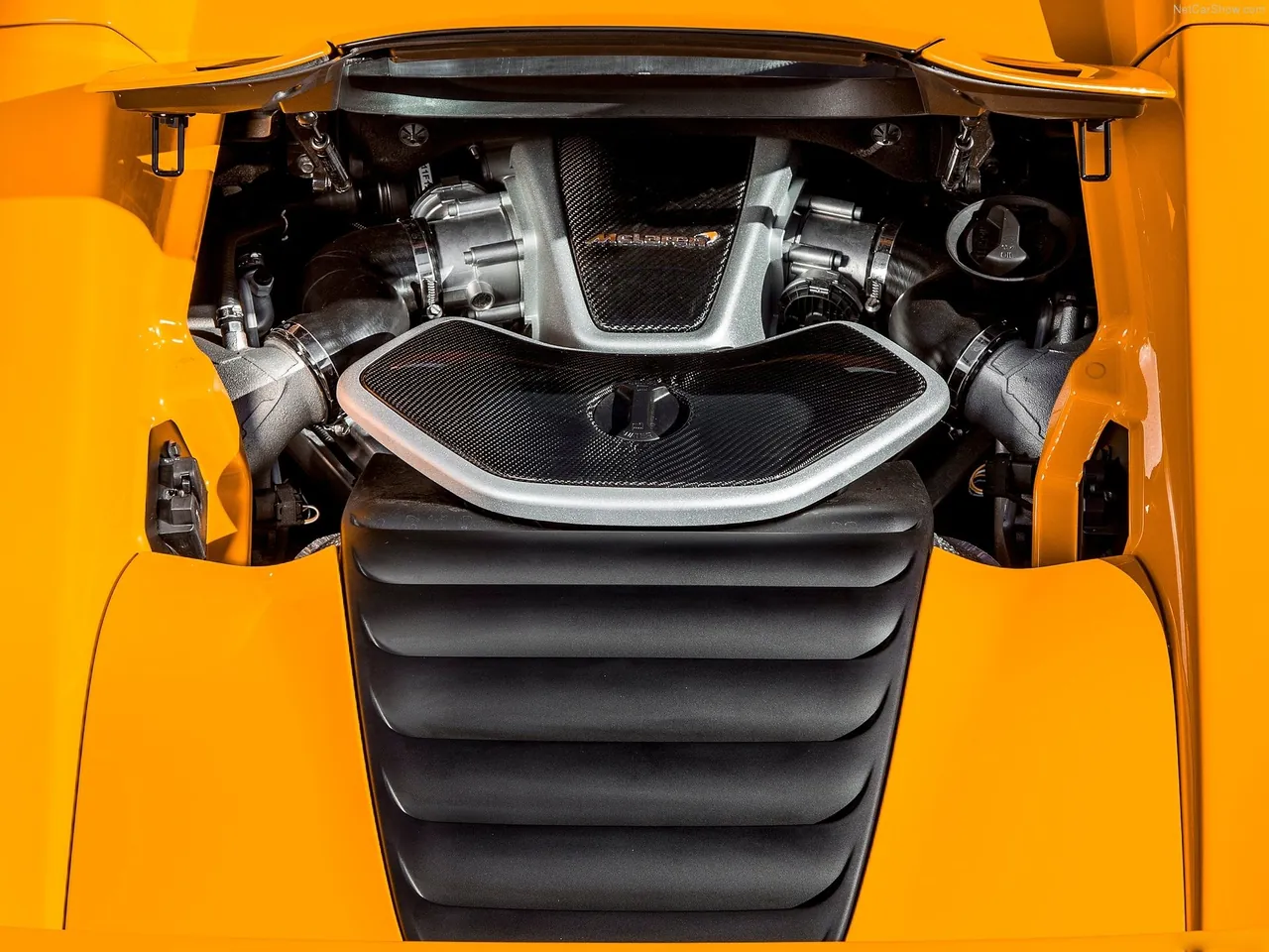 McLaren MP4-12C Spider (2013) – motorový prostor