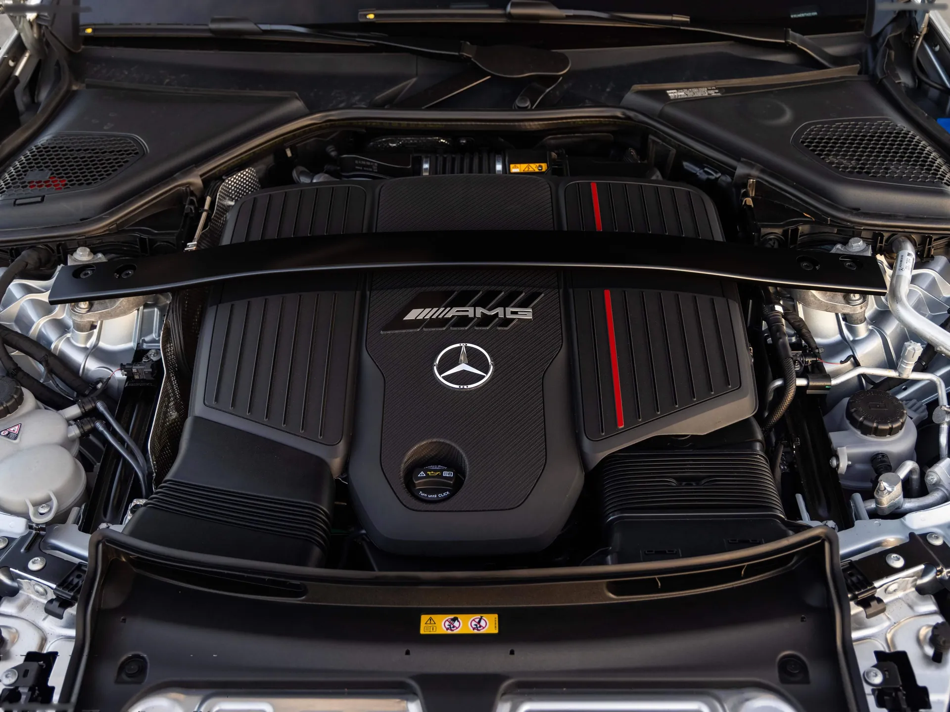 Mercedes-Benz E53 AMG Hybrid Estate (2025) – motorový prostor