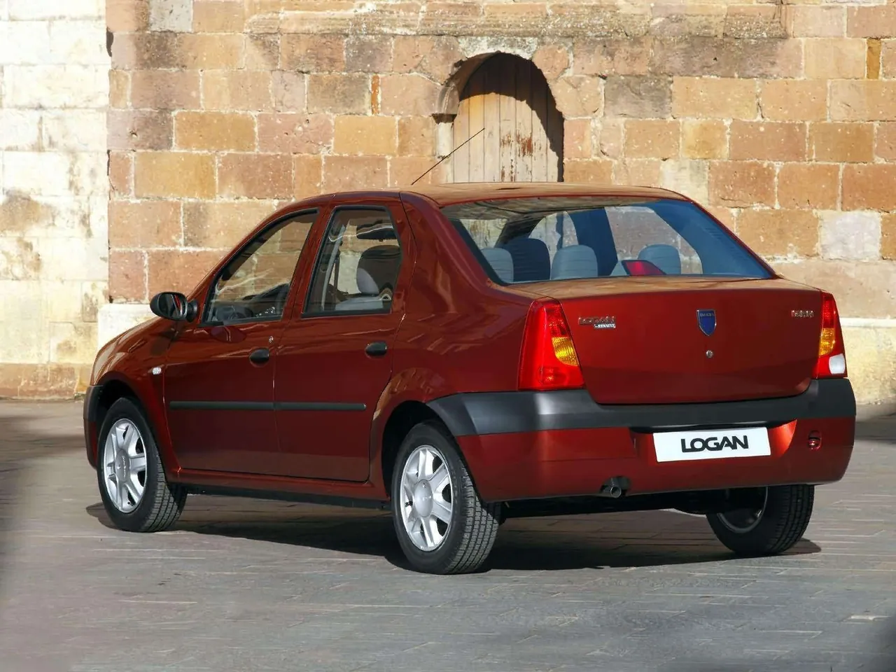 Dacia Logan 1.6 MPI (2005) – zadní tříčtvrteční pohled