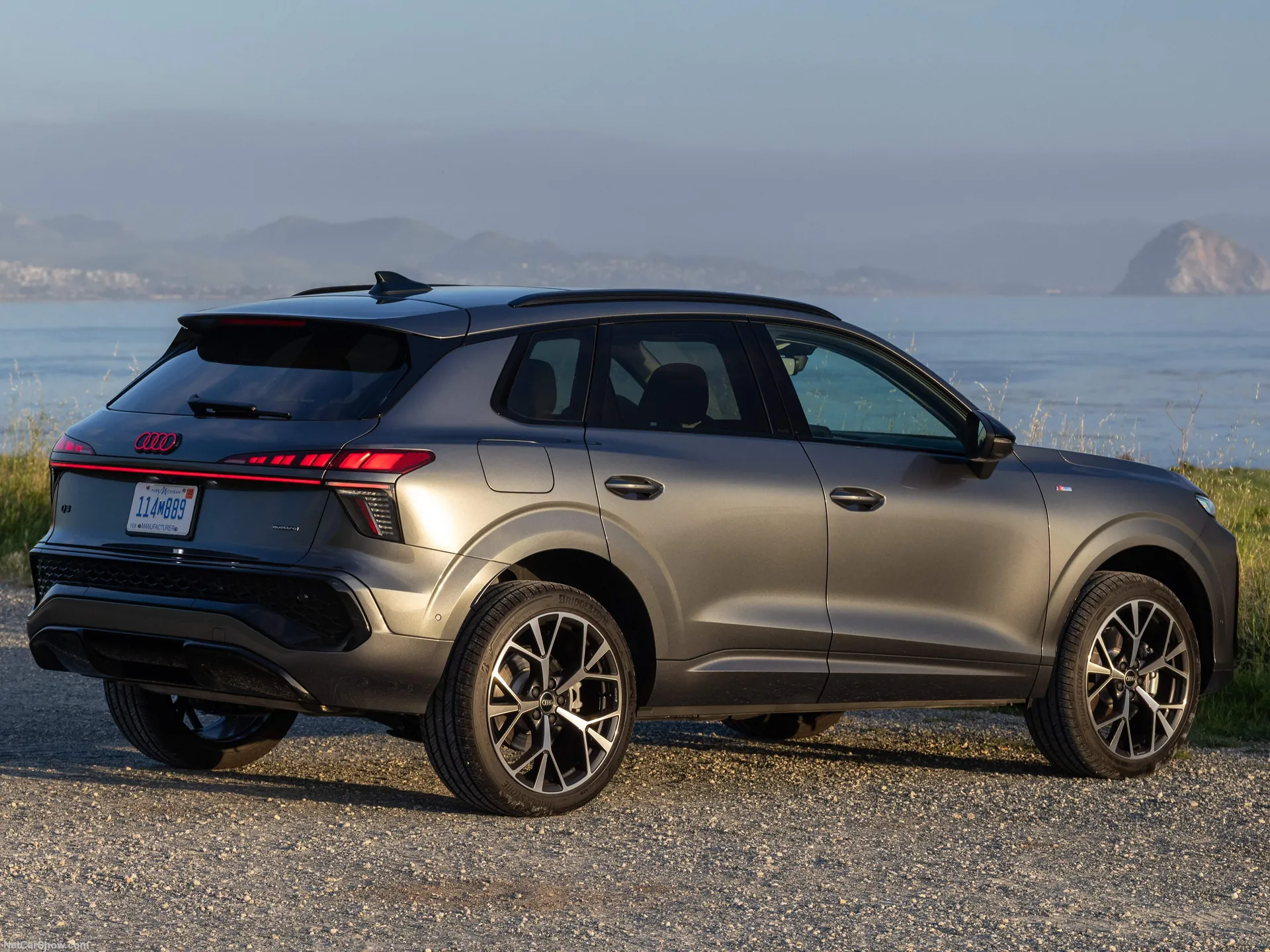 Audi Q3 S line quattro [US] (2026) – zadní tříčtvrteční pohled