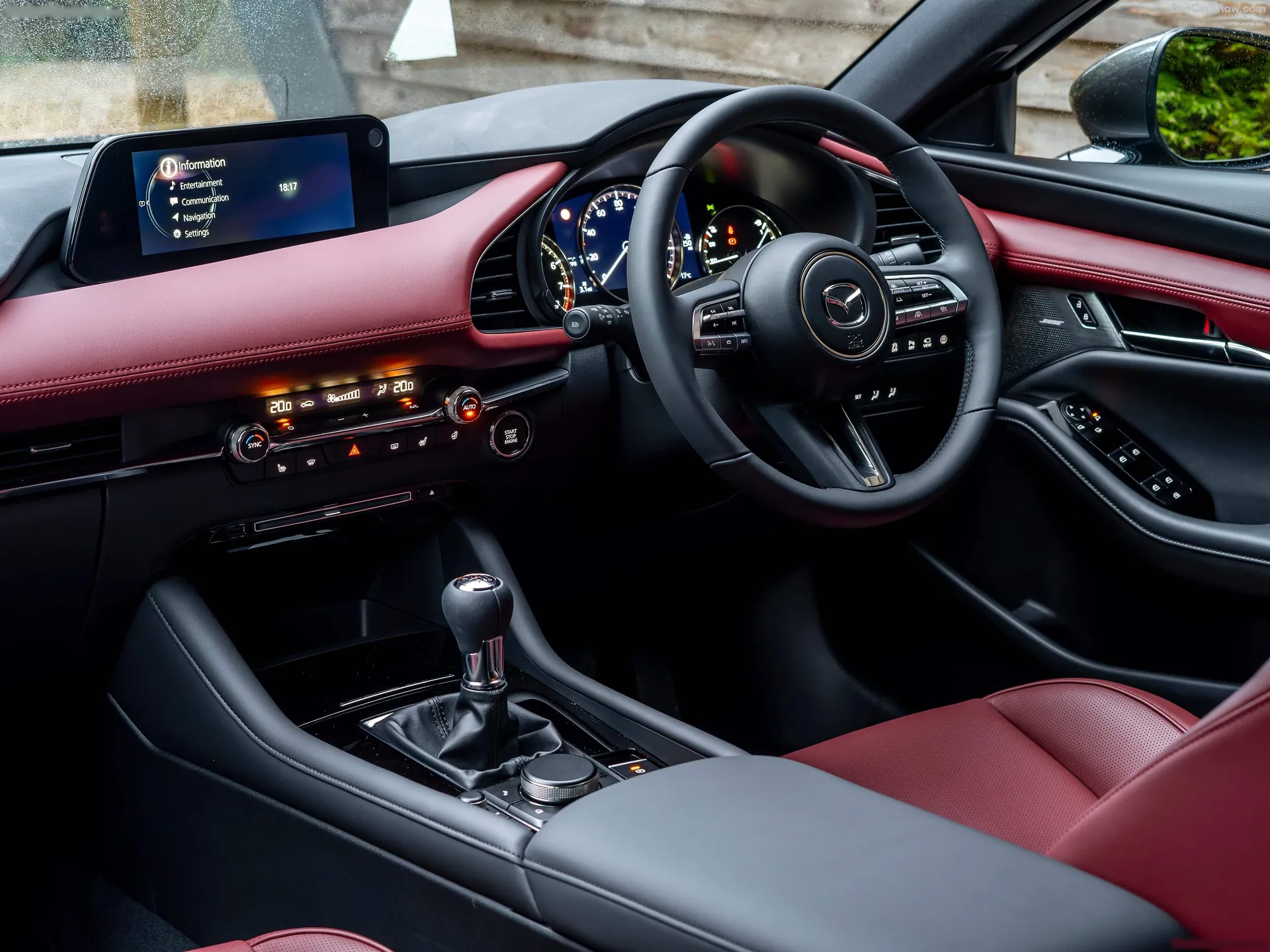 Mazda 3 [UK] (2019) – interiér