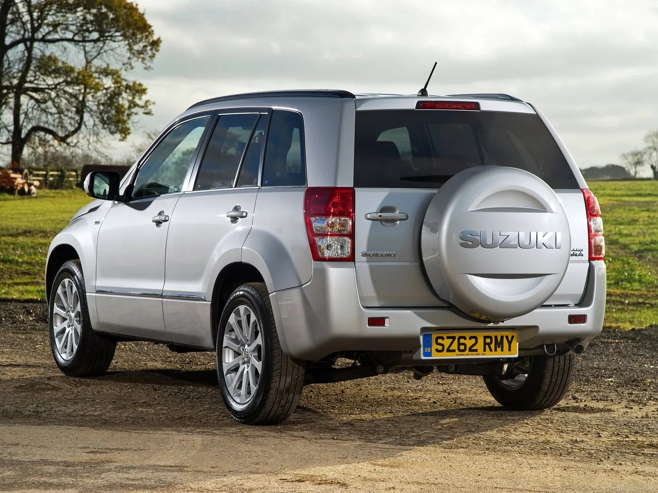 Suzuki Grand Vitara (2013) – zadní tříčtvrteční pohled