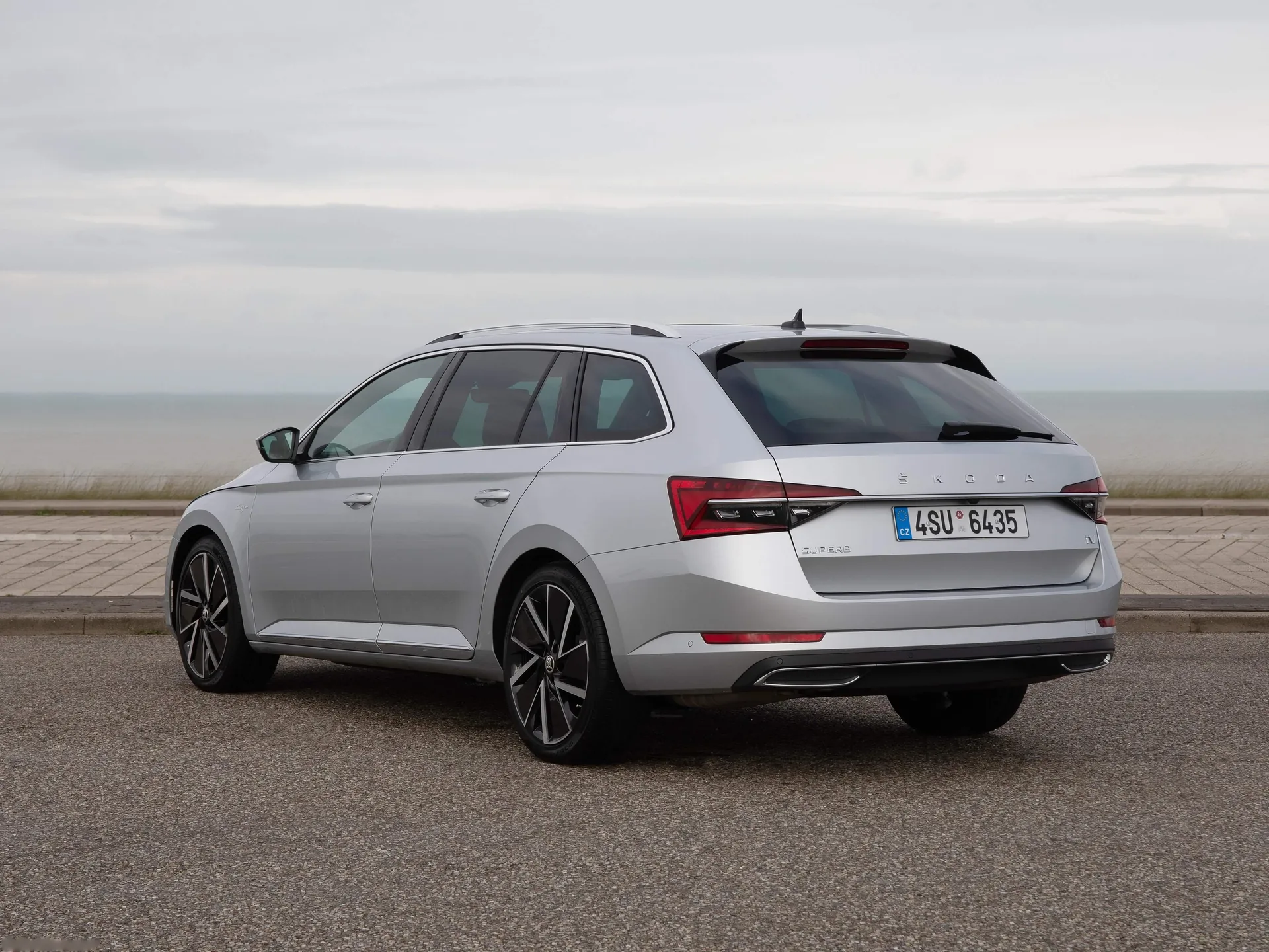 Skoda Superb Combi iV (2020) – zadní tříčtvrteční pohled