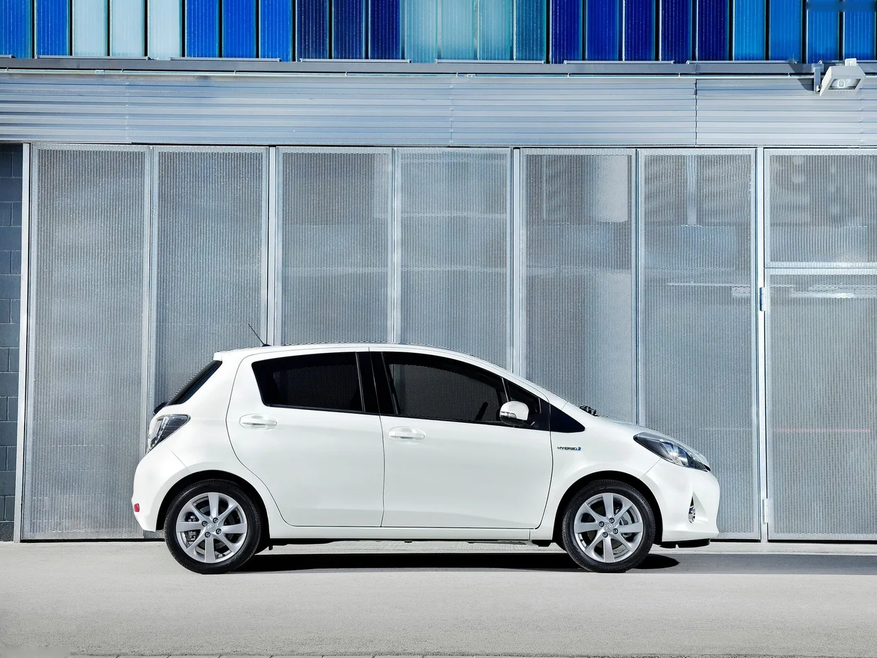 Toyota Yaris Hybrid (2013) - Side Profile