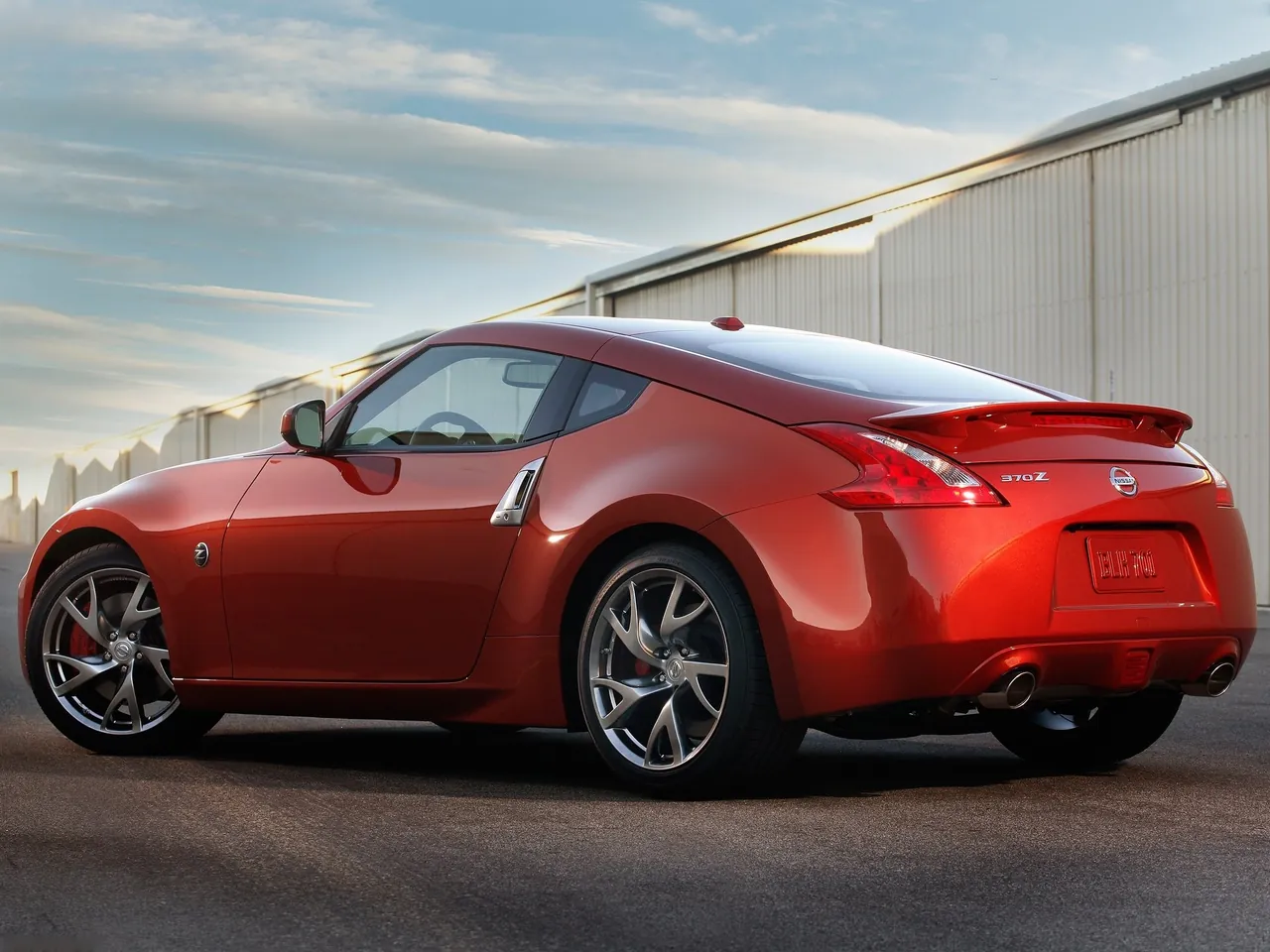 Nissan 370Z (2013) – zadní tříčtvrteční pohled