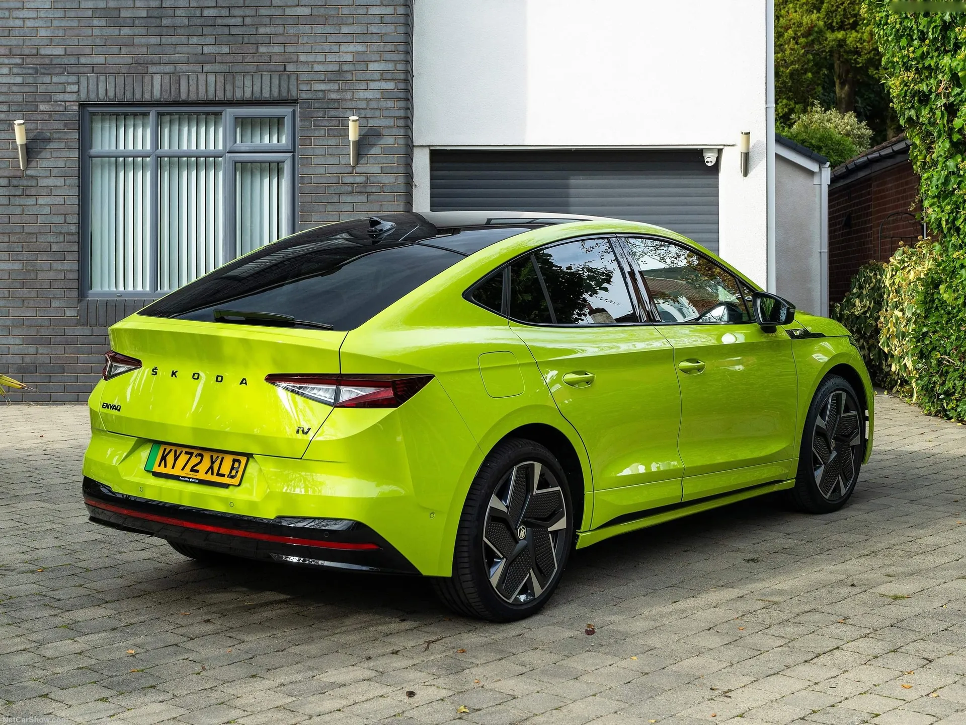 Skoda Enyaq Coupe iV vRS [UK] (2022) – zadní tříčtvrteční pohled