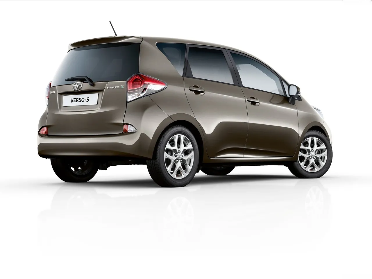 Toyota Verso-S (2015) – zadní tříčtvrteční pohled