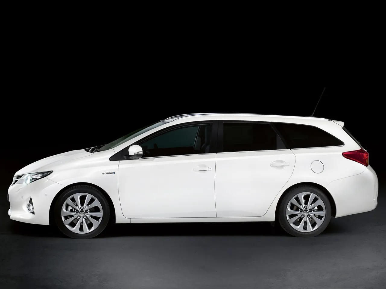 Toyota Auris Touring Sports (2013) - Side Profile