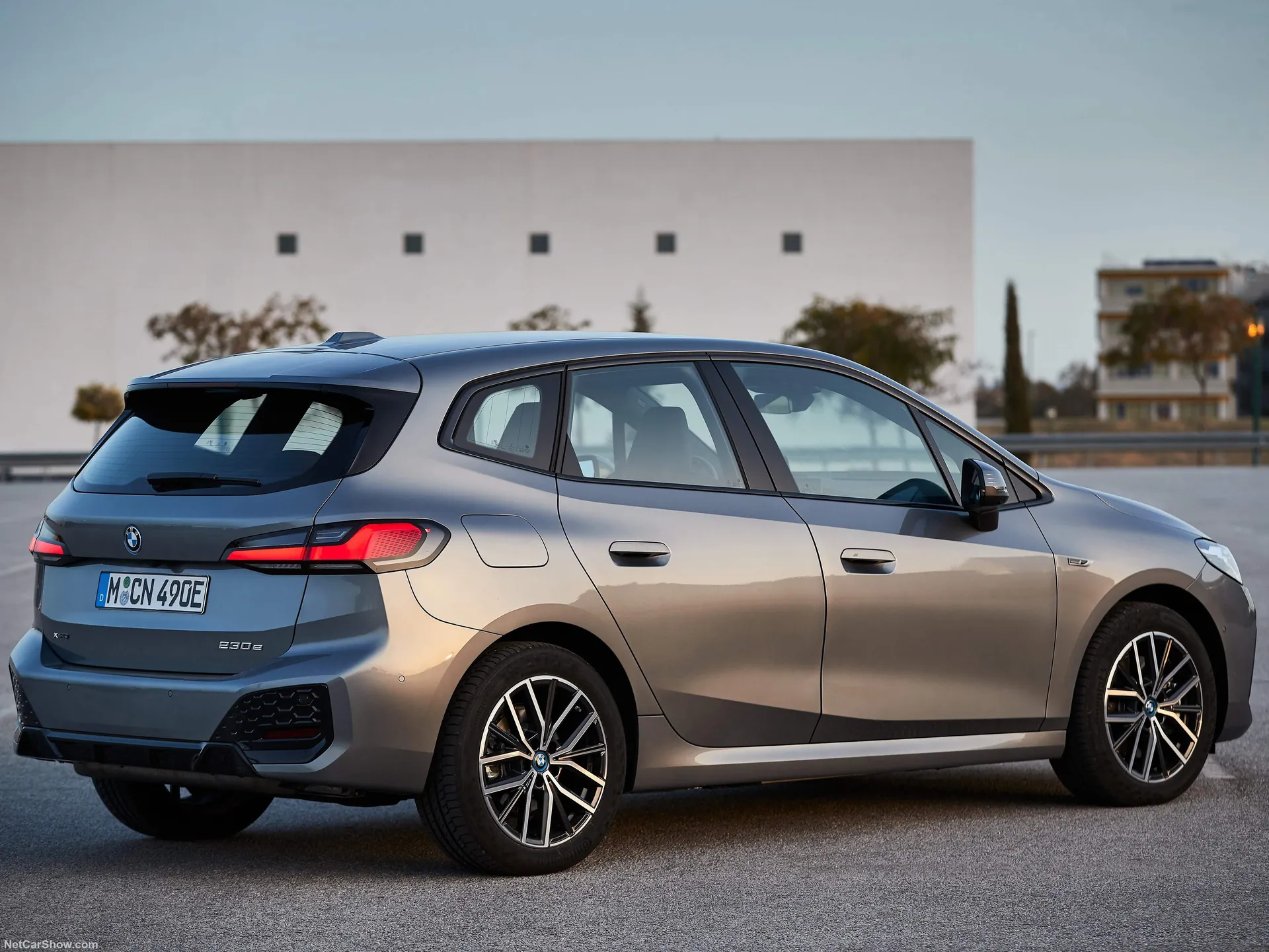 BMW 230e xDrive Active Tourer (2022) – zadní tříčtvrteční pohled