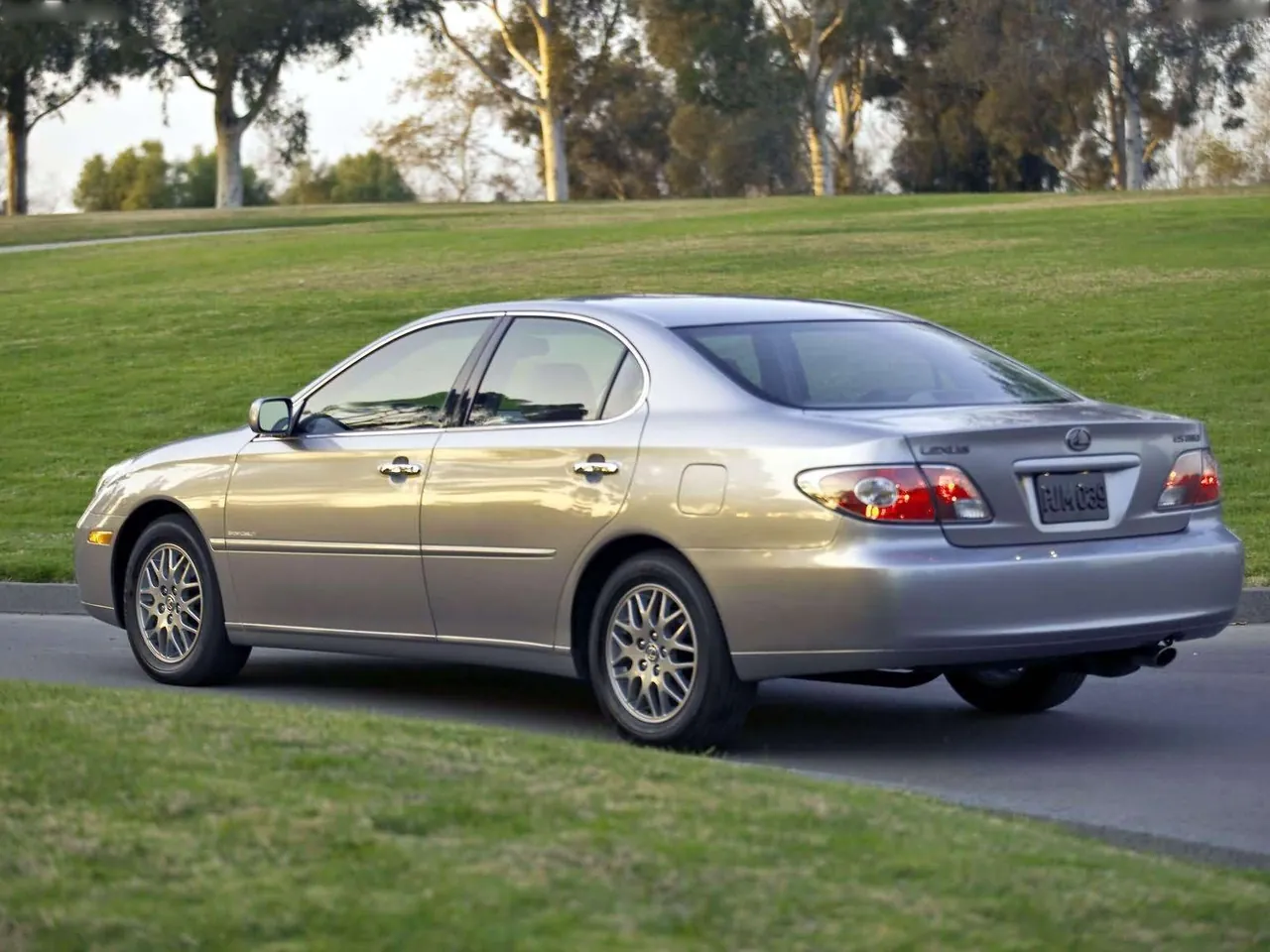 Lexus ES330 Sport Design (2004) – zadní tříčtvrteční pohled