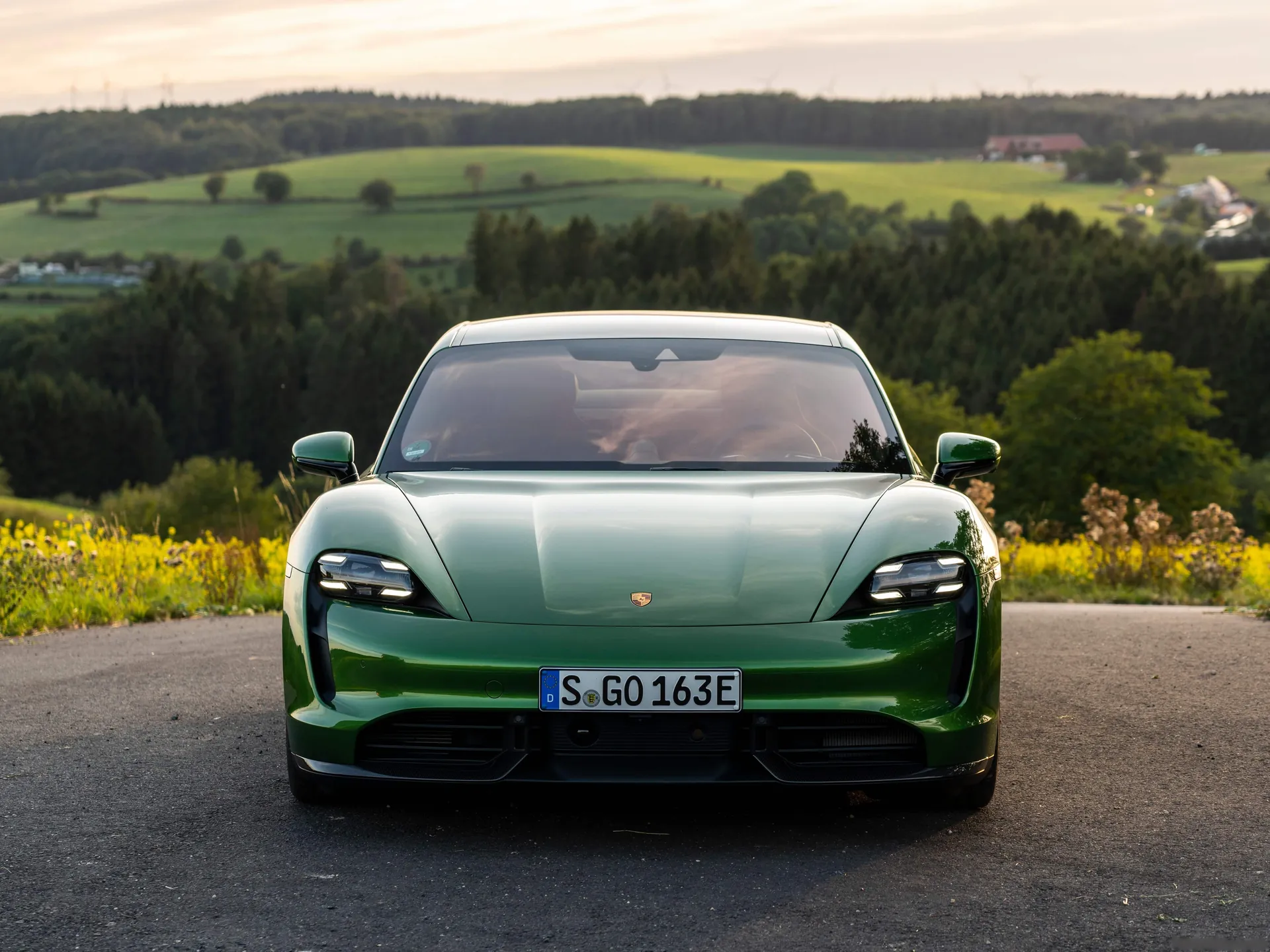 Porsche Taycan Turbo S (2020) – zepředu