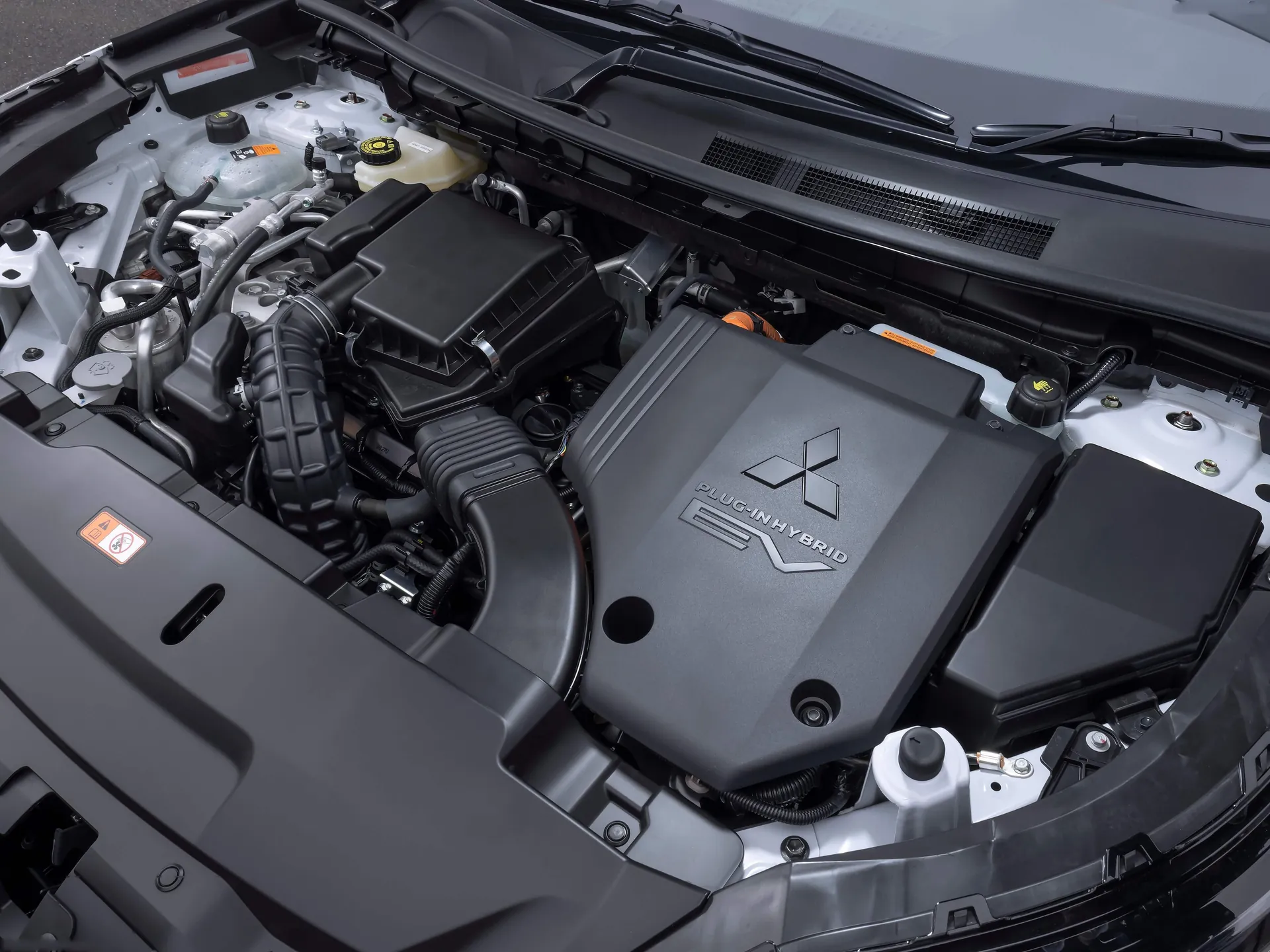 Mitsubishi Outlander PHEV (2022) - Engine Bay