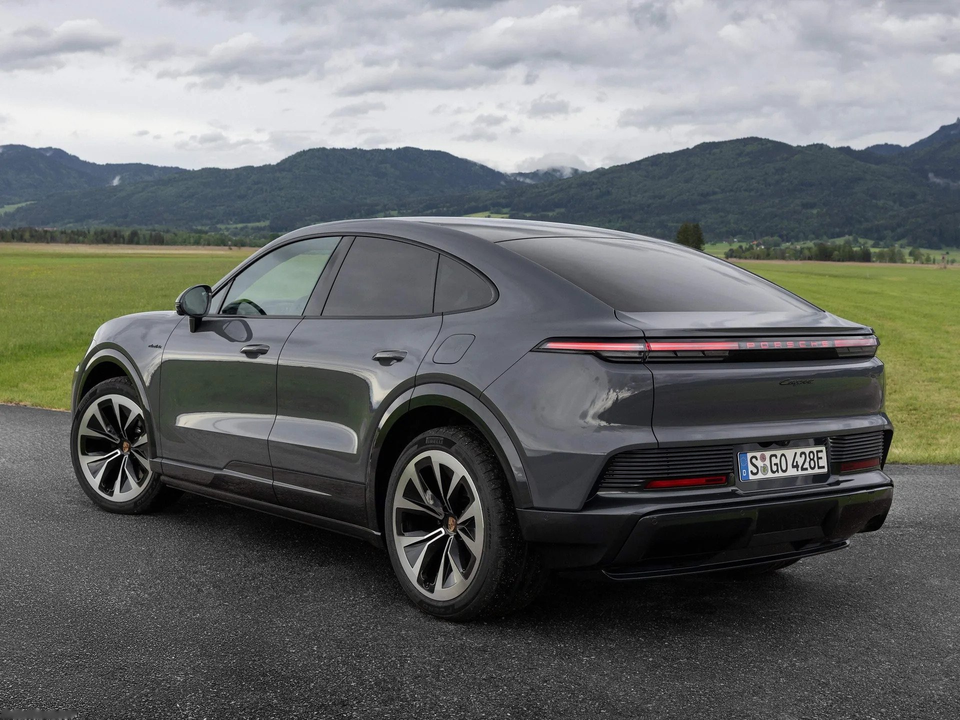 Porsche Cayenne Coupe Electric (2027) – zadní tříčtvrteční pohled