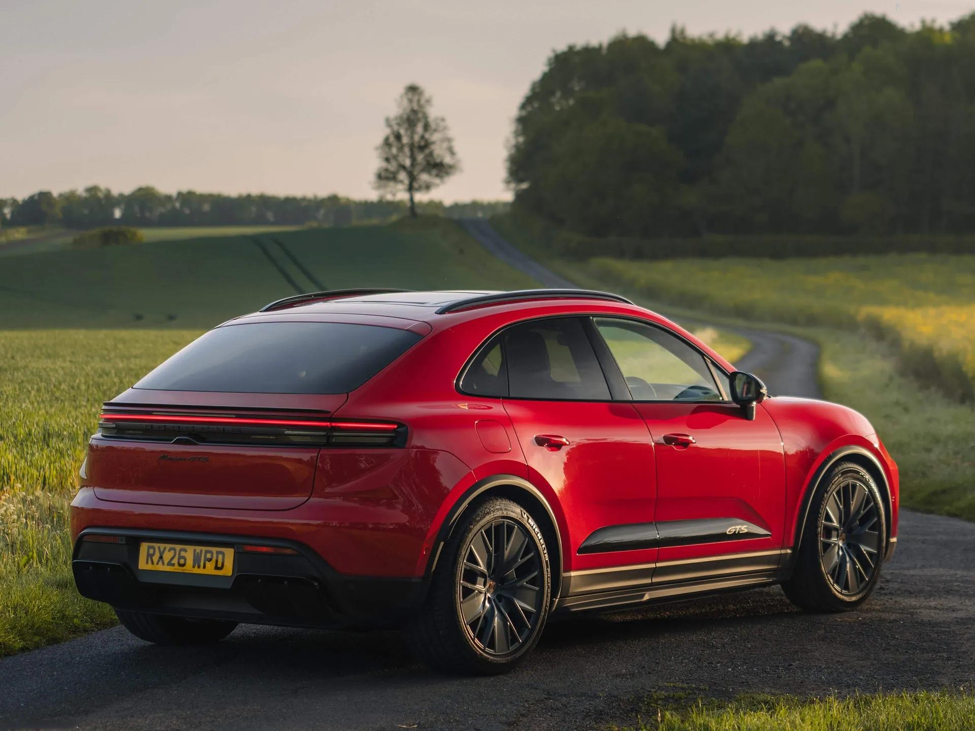 Porsche Macan GTS [UK] (2026) – zadní tříčtvrteční pohled