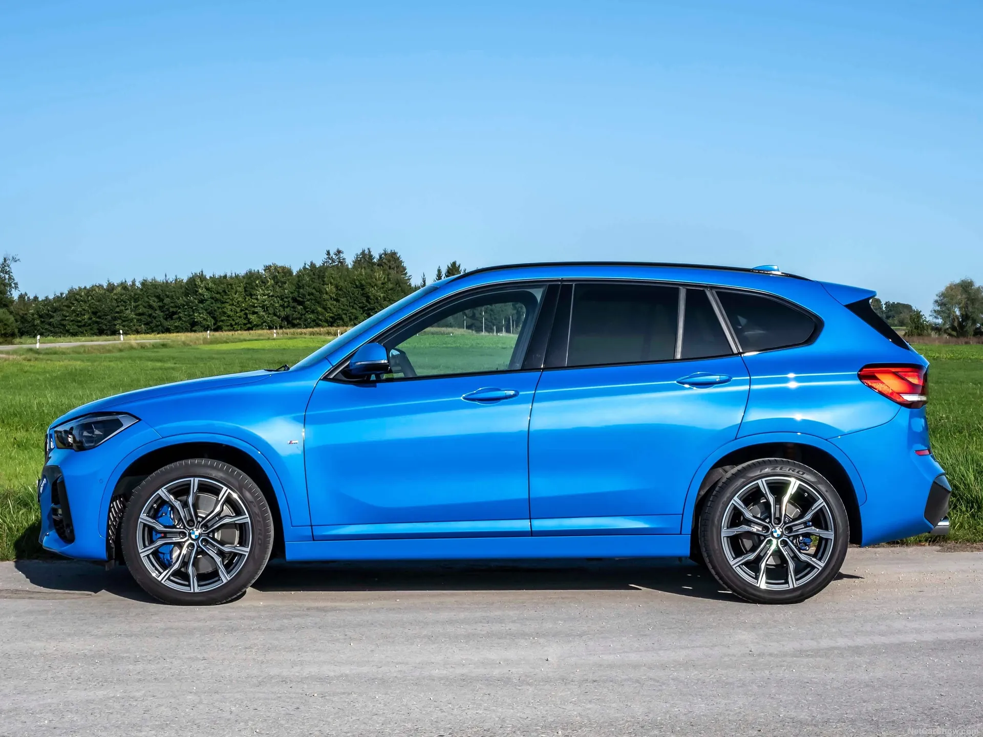 BMW X1 (2020) – boční profil