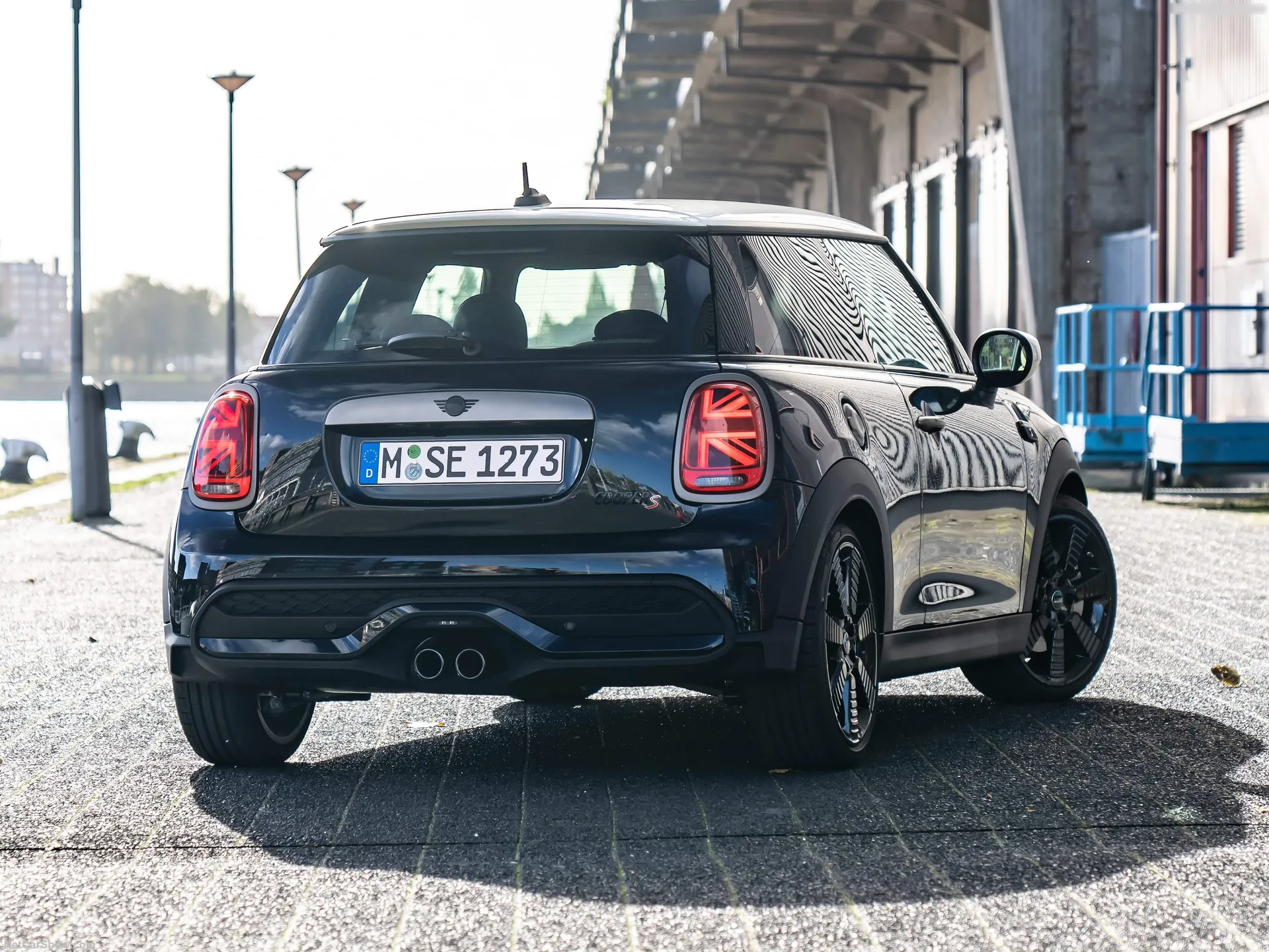 Mini Cooper S 3-door Resolute Edition (2022) – zadní tříčtvrteční pohled