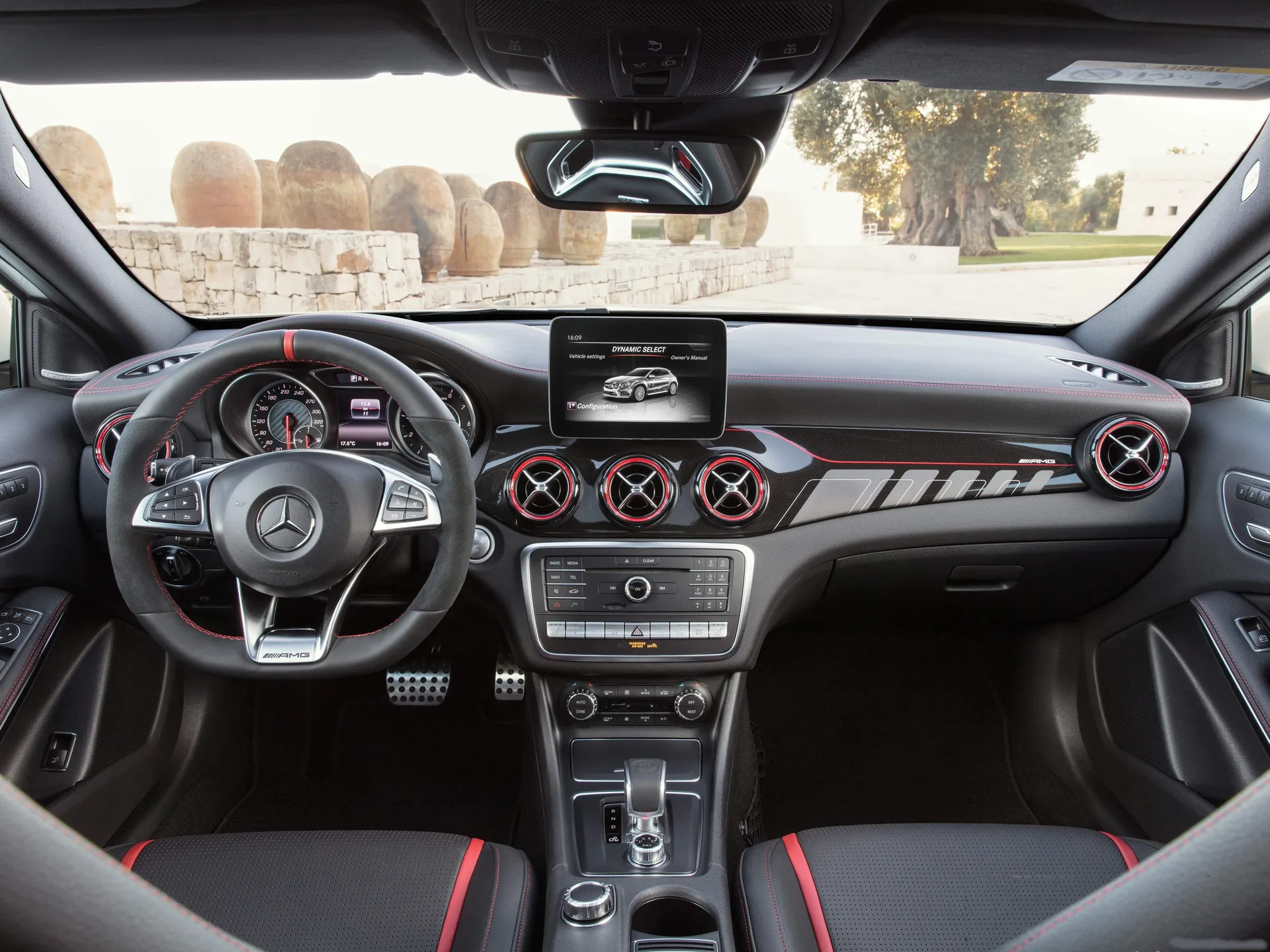 Mercedes-Benz GLA45 AMG (2018) – interiér