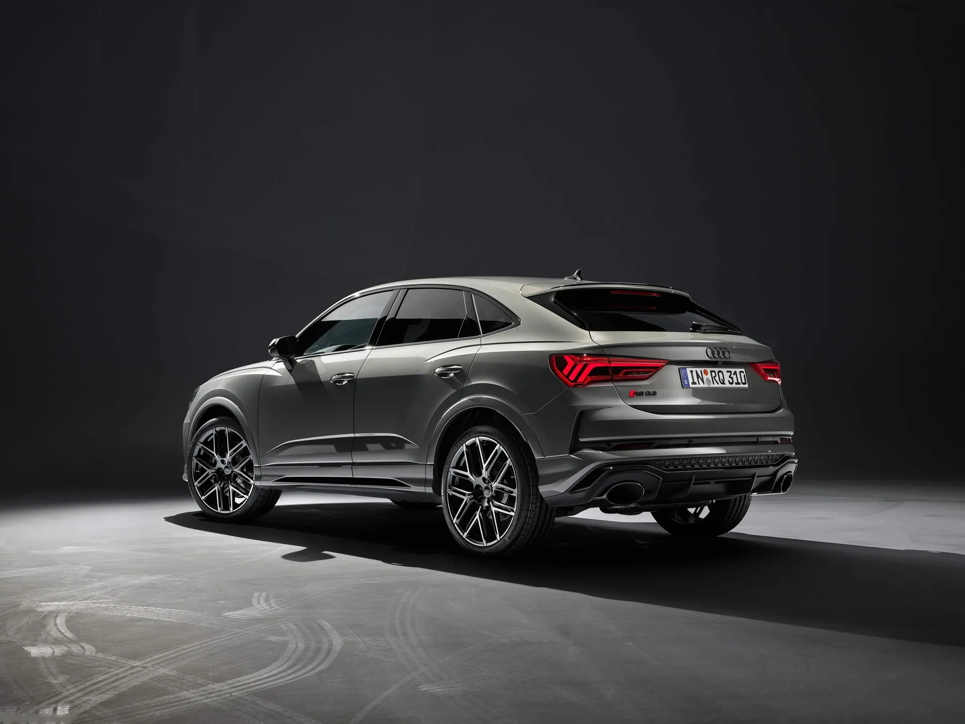 Audi RS Q3 Sportback 10 Years Edition (2023) – zadní tříčtvrteční pohled