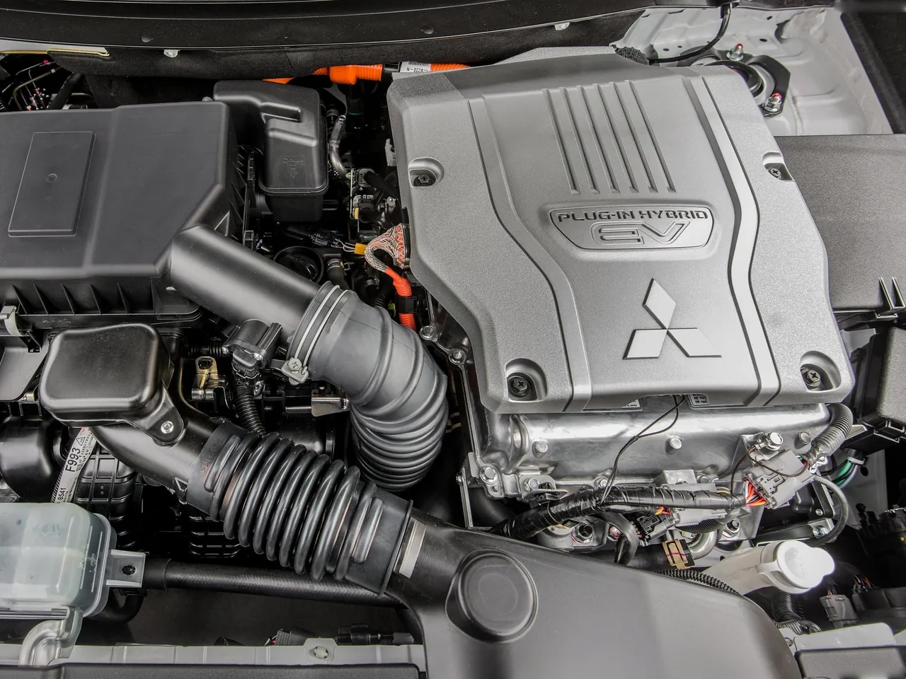 Mitsubishi Outlander PHEV (2017) – motorový prostor
