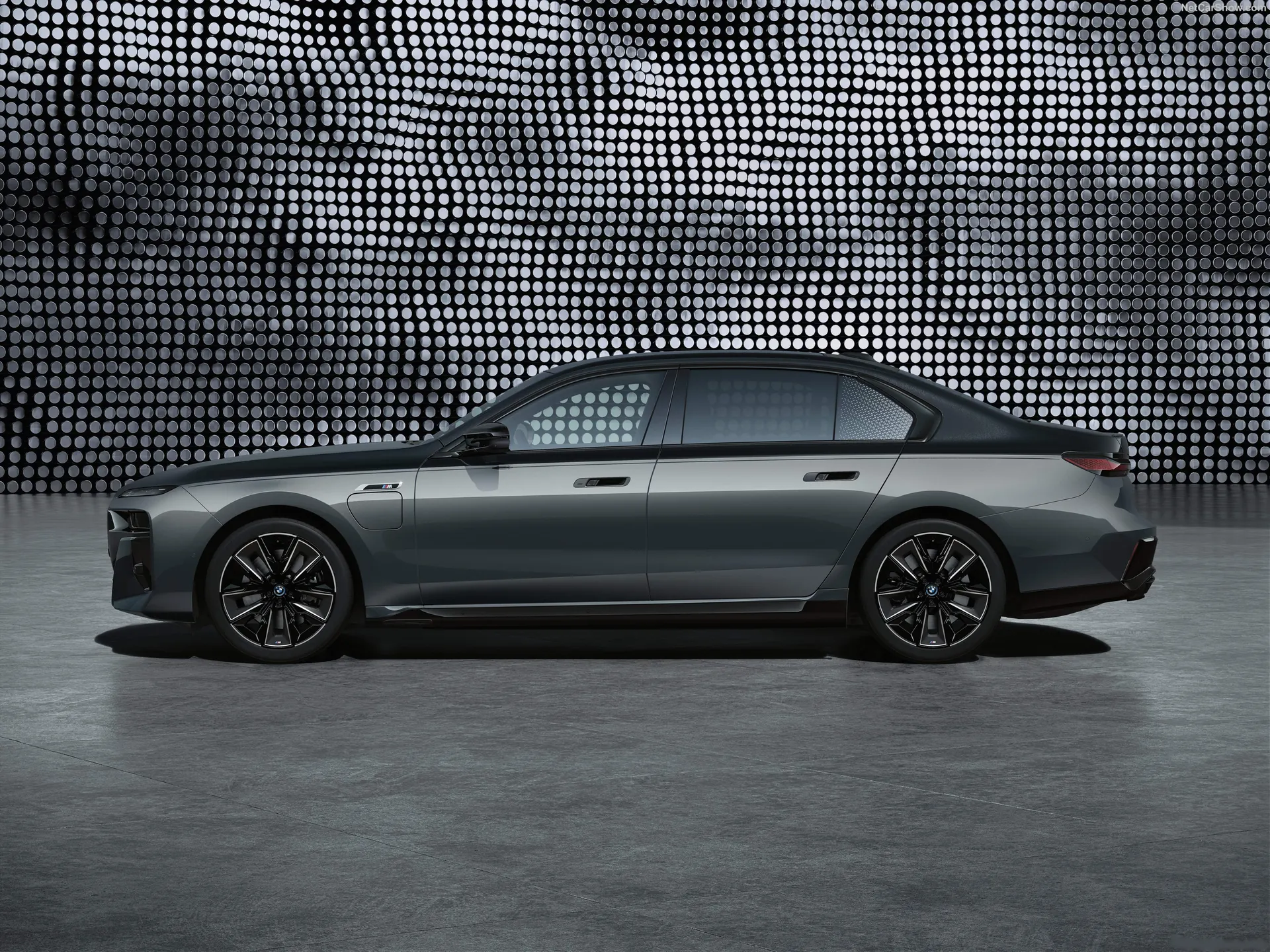 BMW M760e xDrive (2023) – boční profil