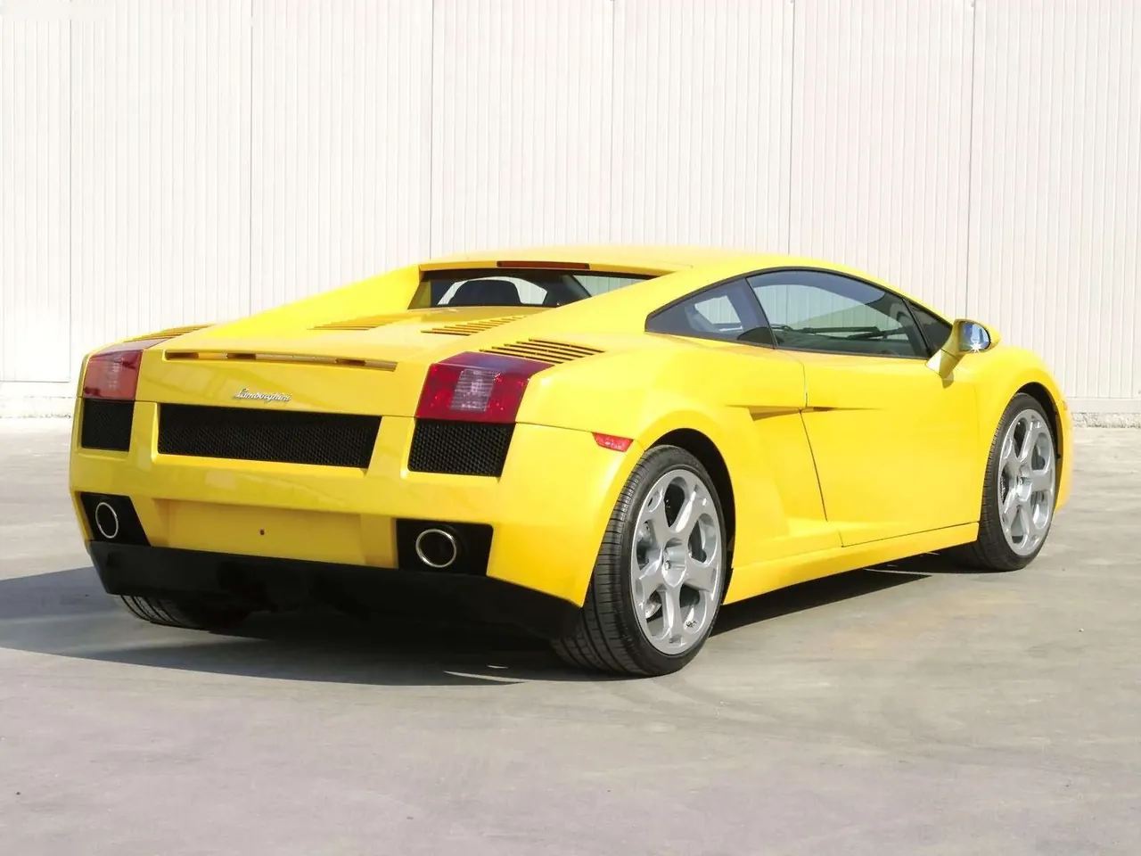 Lamborghini Gallardo (2003) – zadní tříčtvrteční pohled