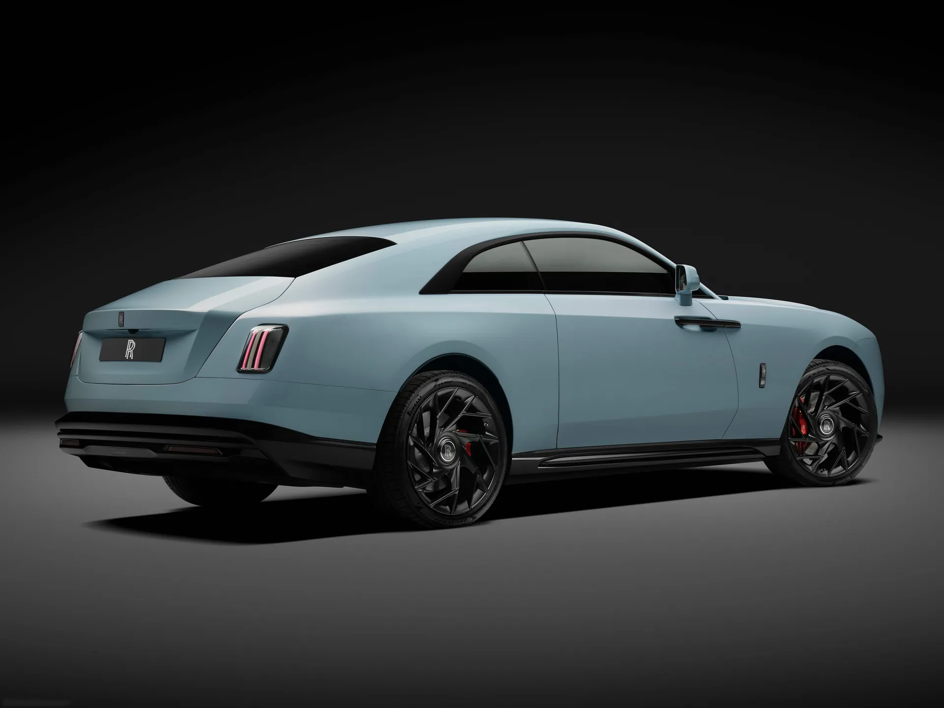 Rolls-Royce Spectre Black Badge Series II (2027) – zadní tříčtvrteční pohled