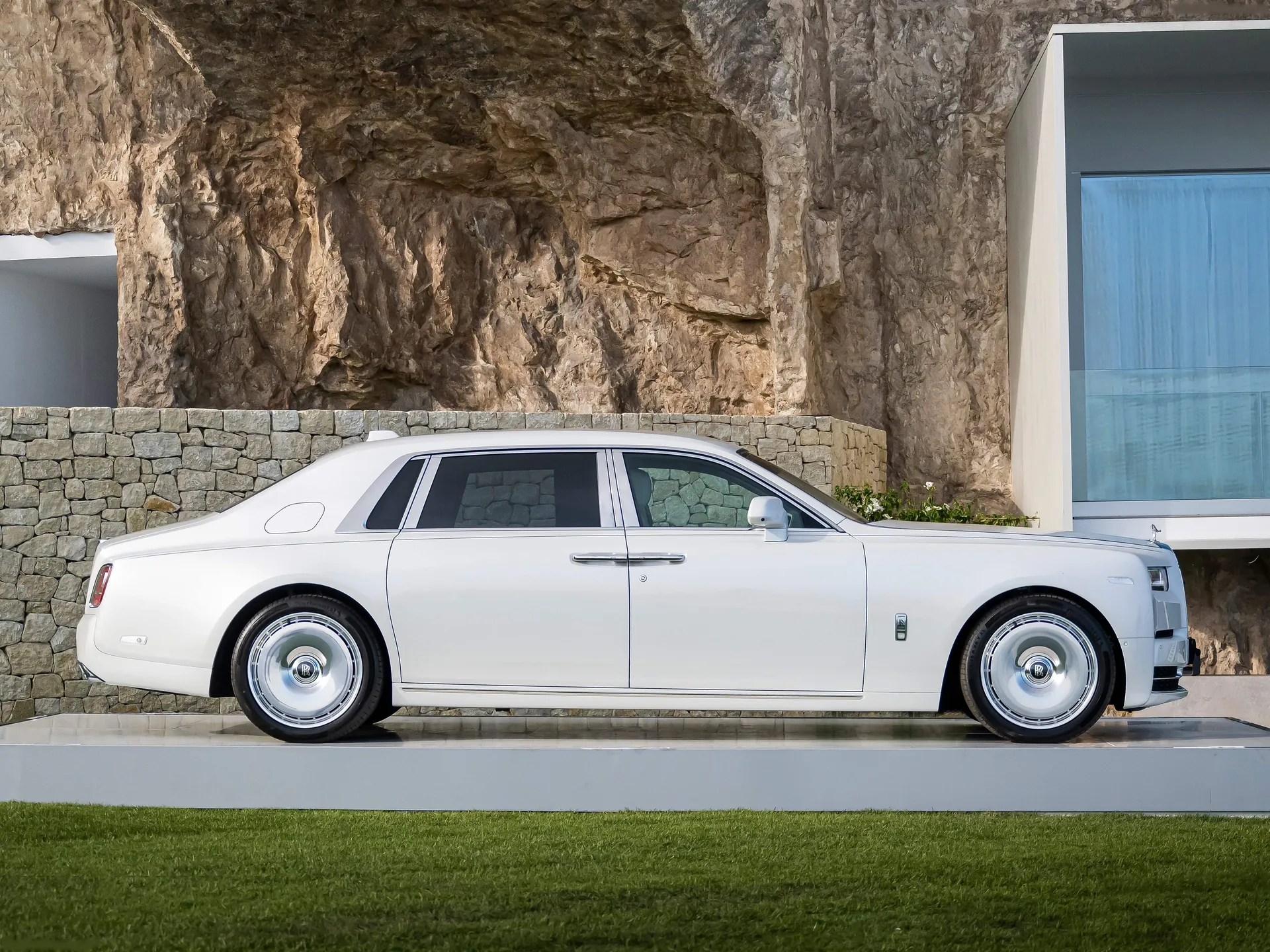 Rolls-Royce Phantom Extended Series II (2023) – boční profil