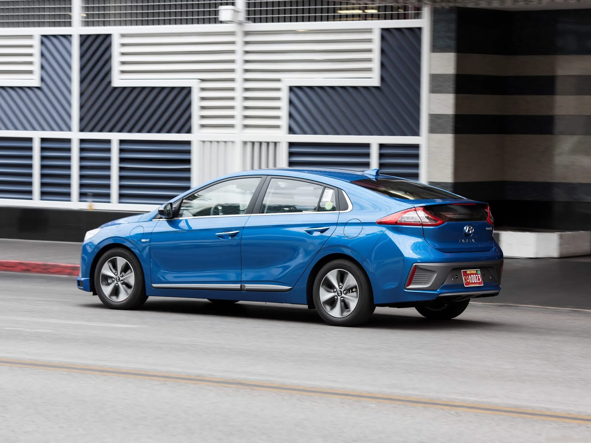 Hyundai Ioniq Autonomous Concept (2016) – zadní tříčtvrteční pohled