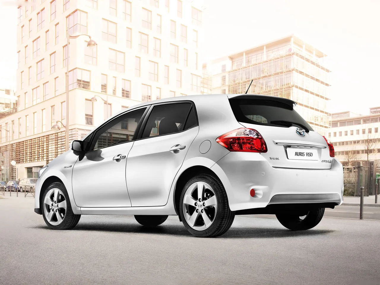 Toyota Auris HSD (2011) – zadní tříčtvrteční pohled