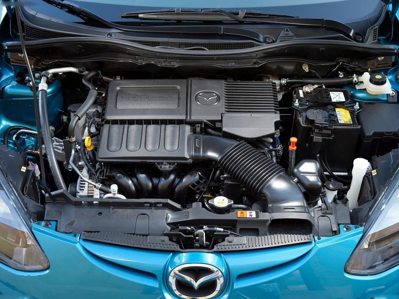 Mazda 2 (2011) – motorový prostor
